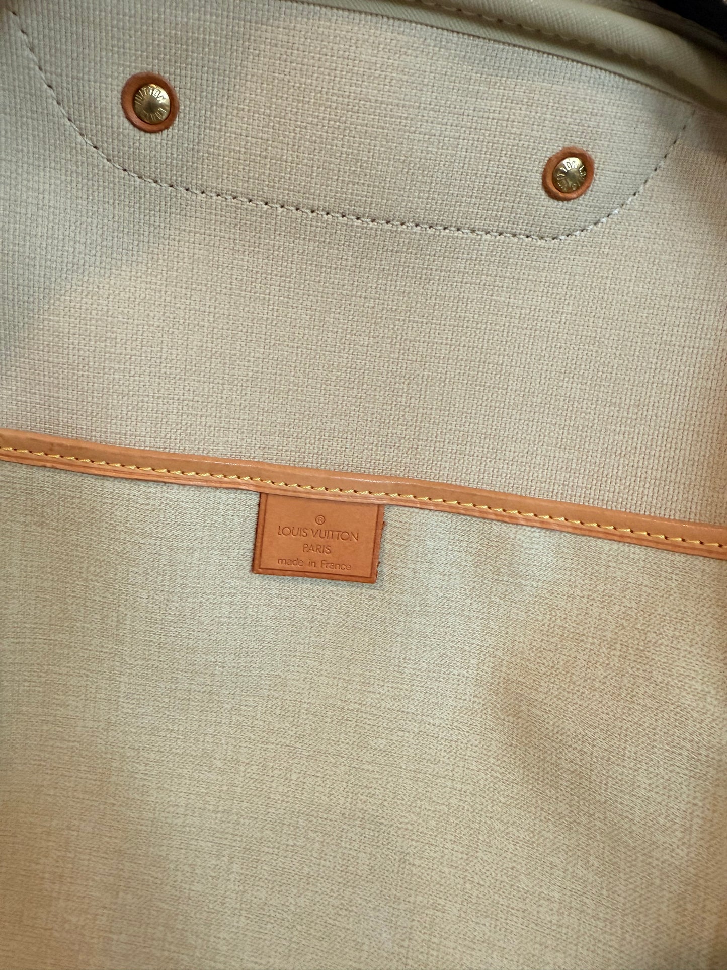 Pre-owned Authentic Louis Vuitton Excursion Monogram Handbag