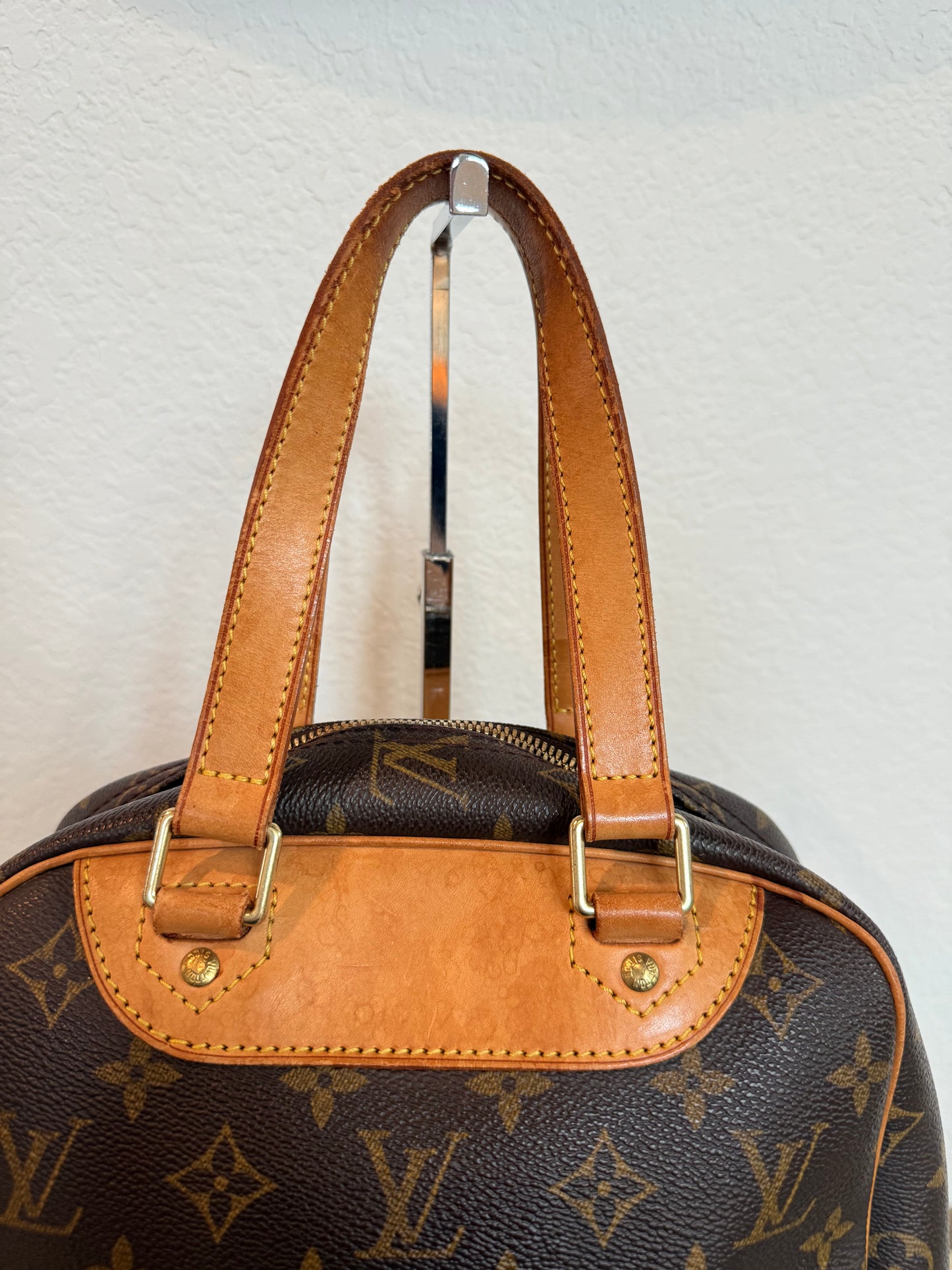 Pre-owned Authentic Louis Vuitton Excursion Monogram Handbag