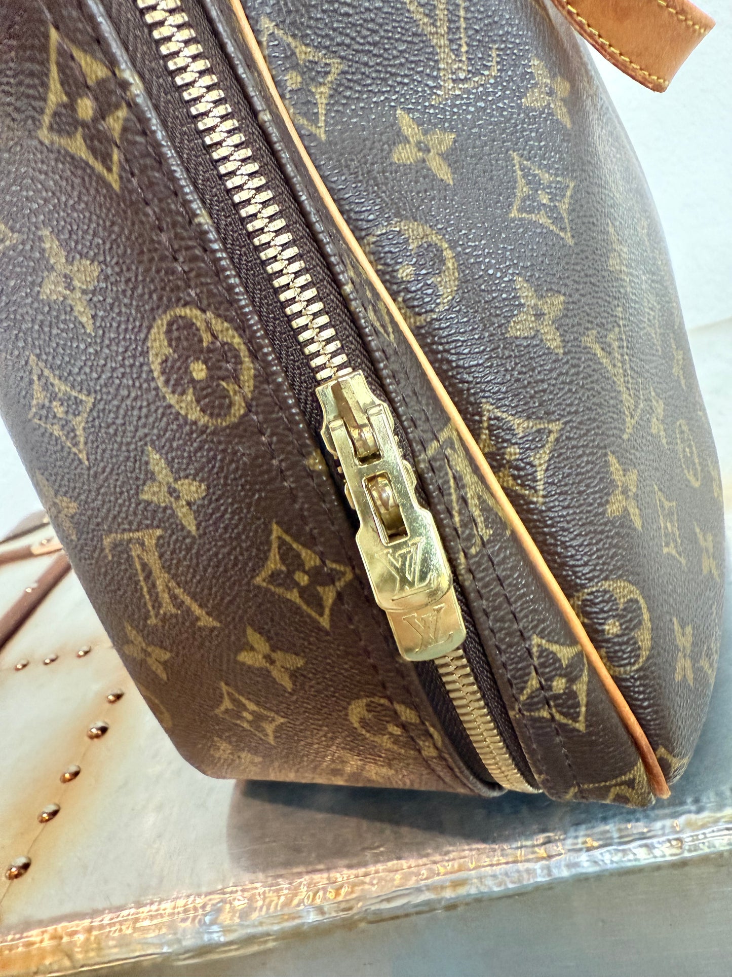 Pre-owned Authentic Louis Vuitton Excursion Monogram Handbag