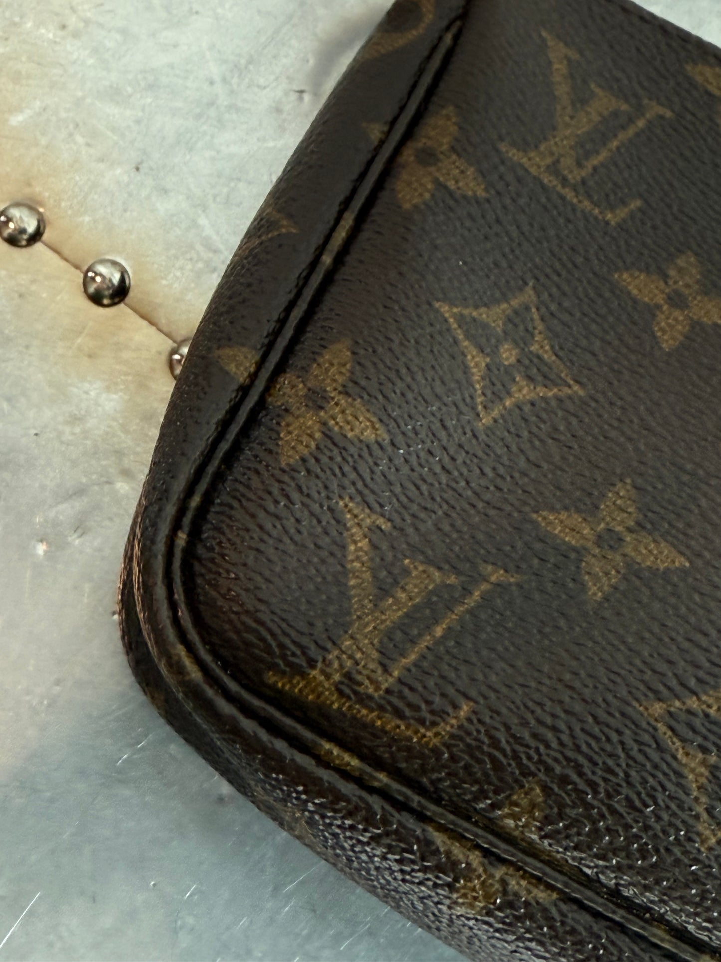 Pre-owned Authentic Louis Vuitton Pochette Accessoires Monogram Shoulder / Handbag