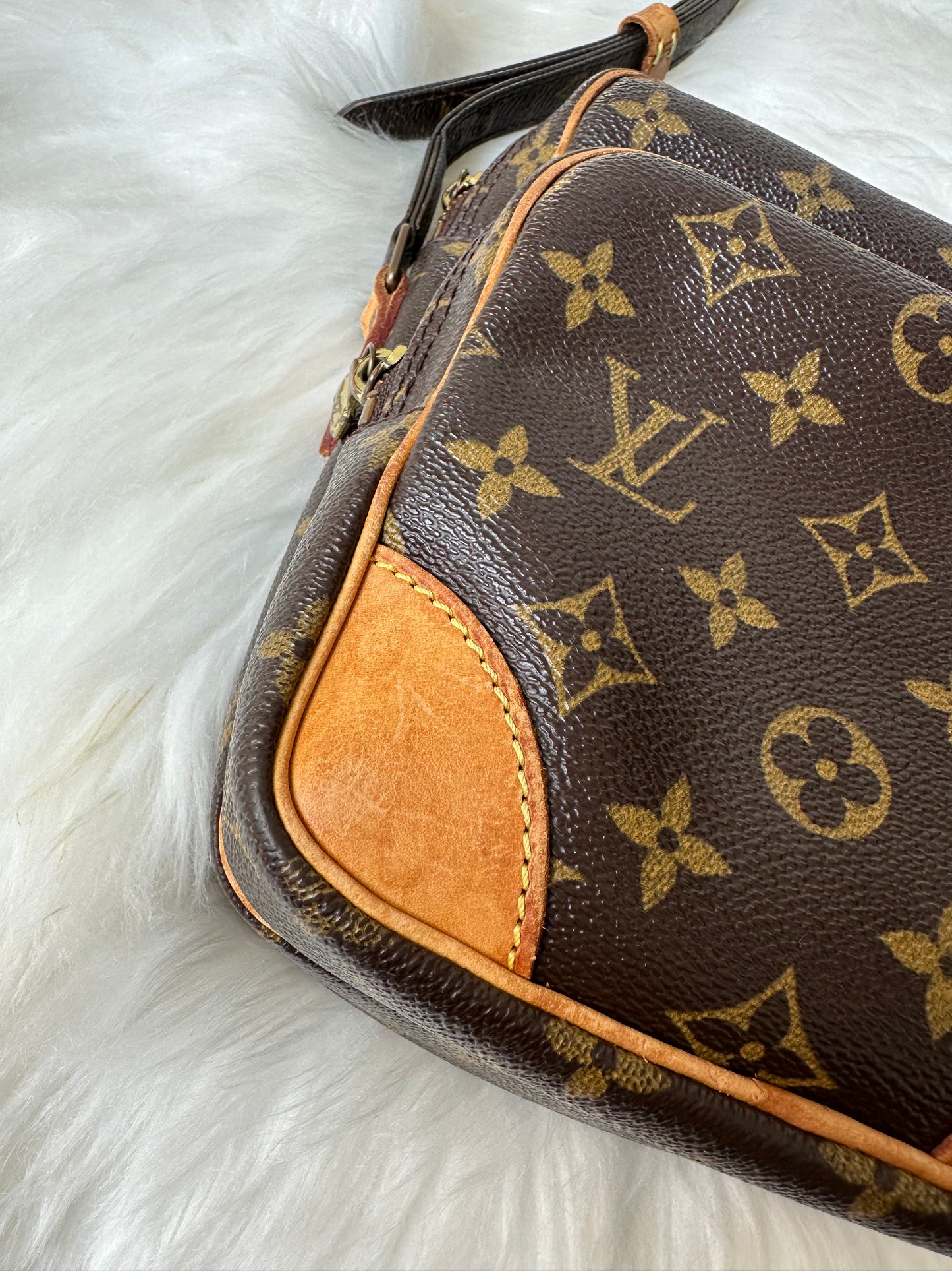 Pre-owned Authentic Louis Vuitton Amazon Monogram Crossbody Bag