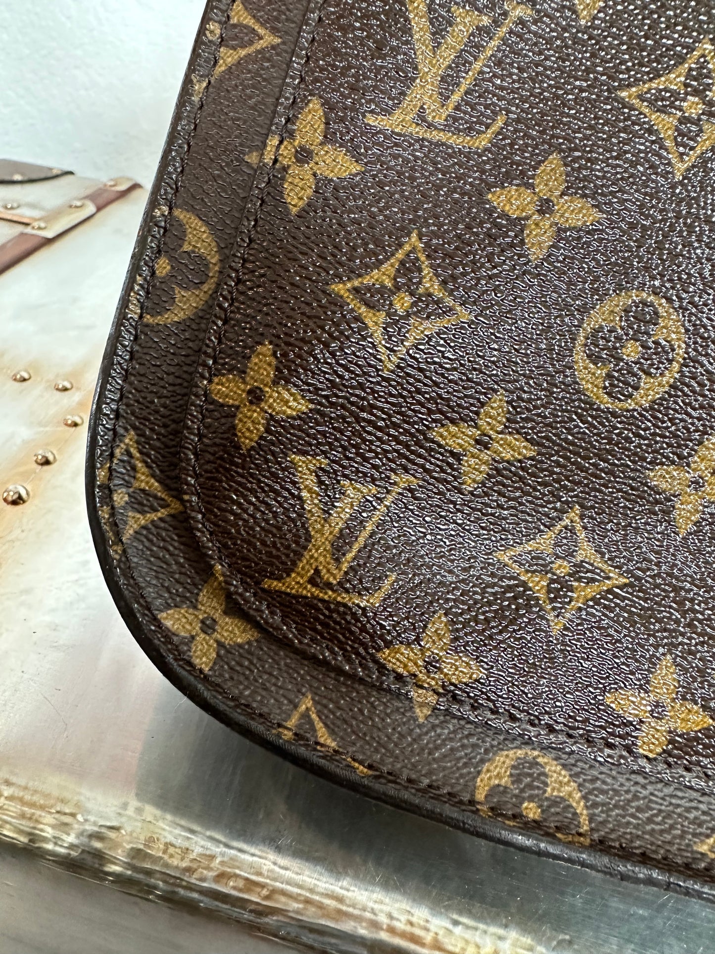 Pre-owned Authentic Louis Vuitton Saint Cloud GM Monogram Crossbody Bag