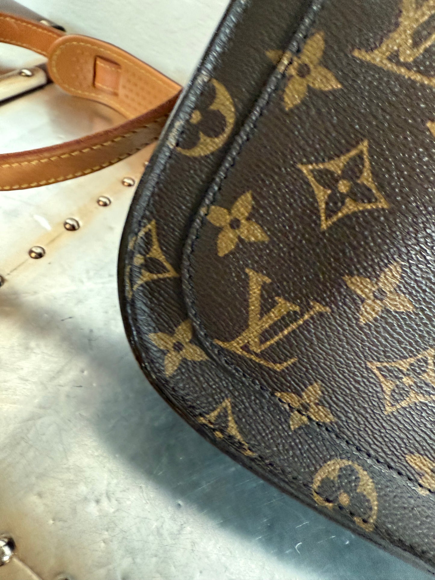 Pre-owned Authentic Louis Vuitton Saint Cloud GM Monogram Crossbody Bag