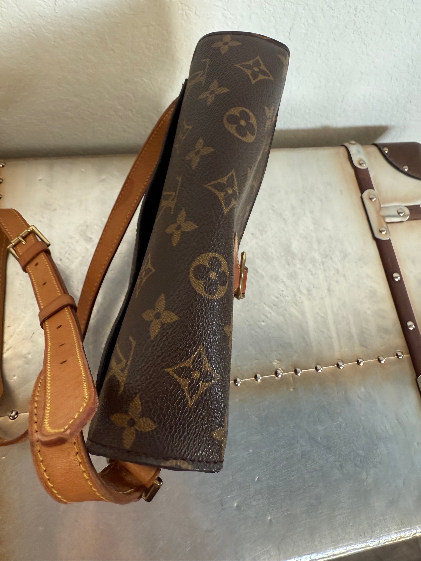 Pre-owned Authentic Louis Vuitton Saint Cloud GM Monogram Crossbody Bag