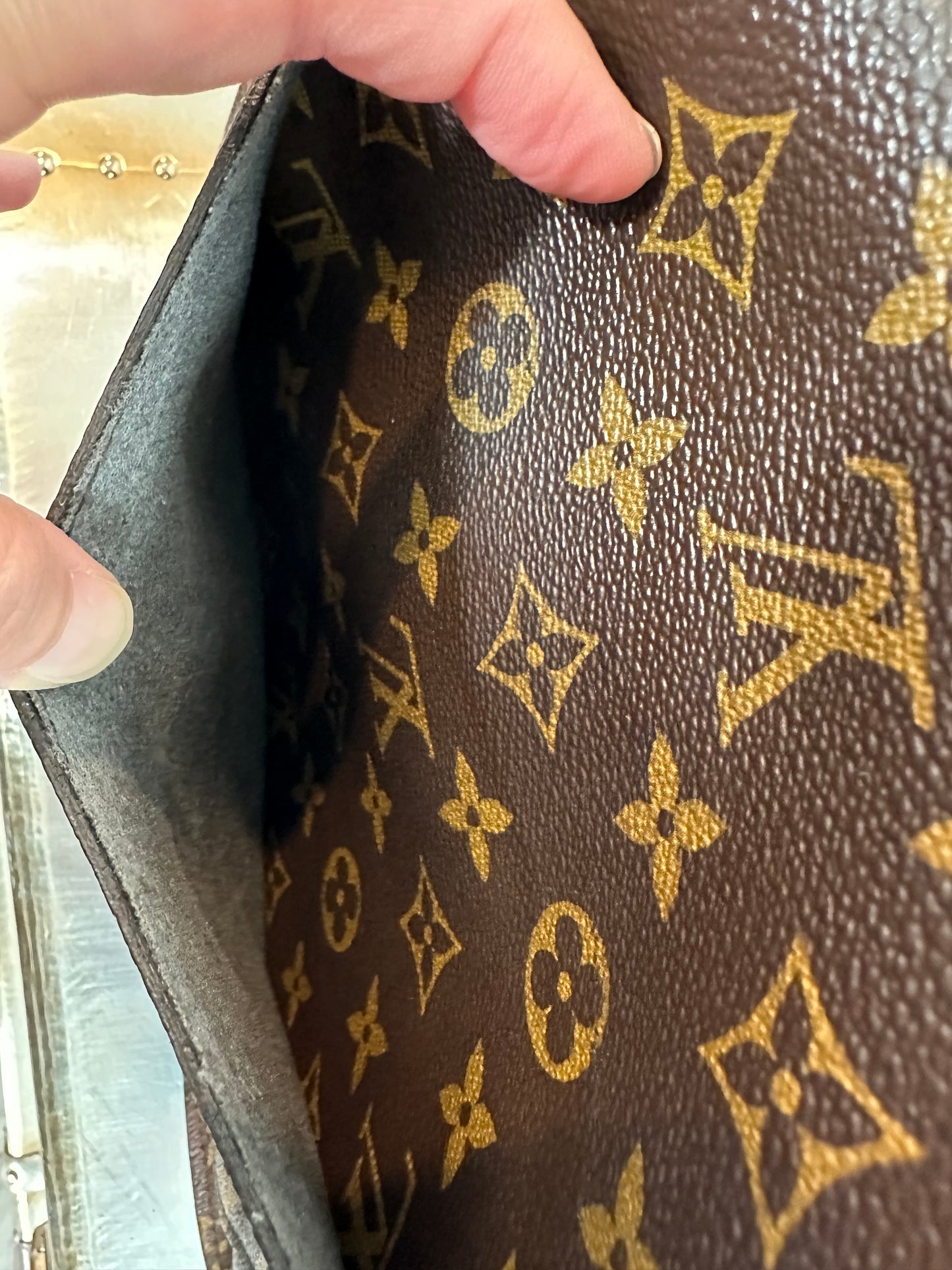 Pre-owned Authentic Louis Vuitton Saint Cloud GM Monogram Crossbody Bag