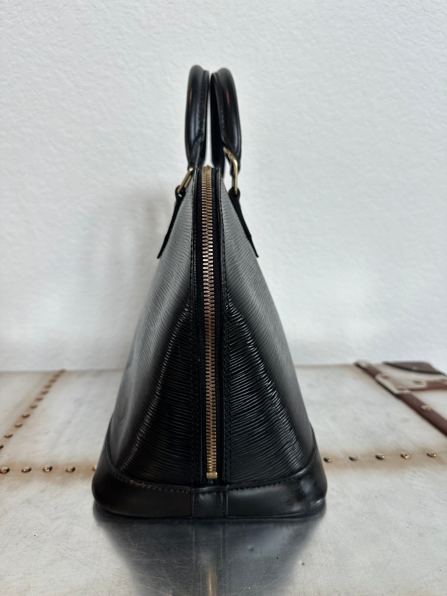 Pre-owned Authentic Louis Vuitton Alma PM Epi Black Handbag