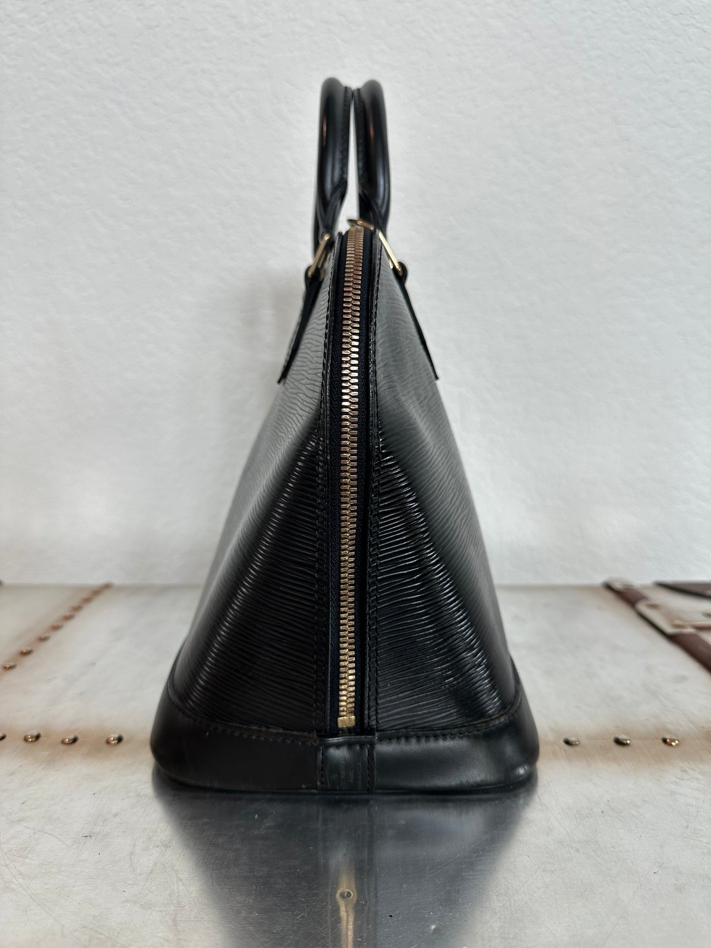 Pre-owned Authentic Louis Vuitton Alma PM Epi Black Handbag