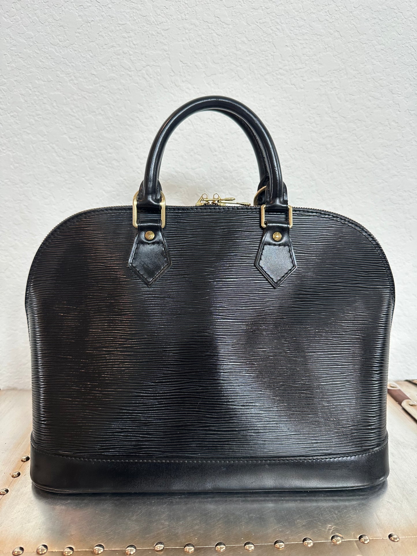 Pre-owned Authentic Louis Vuitton Alma PM Epi Black Handbag