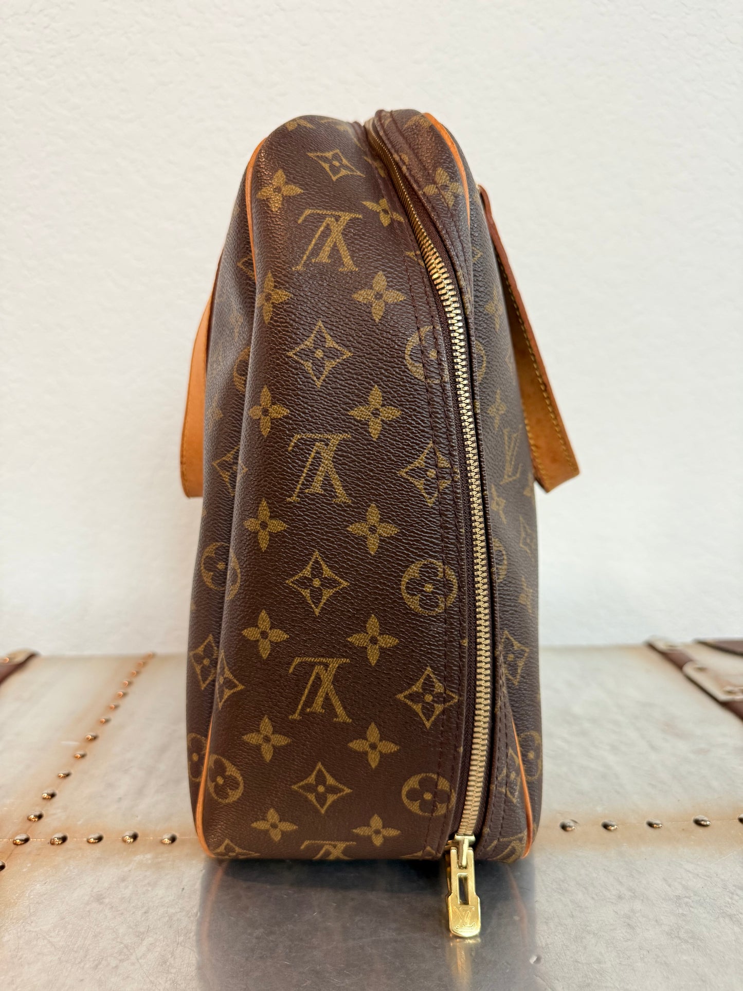 Pre-owned Authentic Louis Vuitton Excursion Monogram Handbag