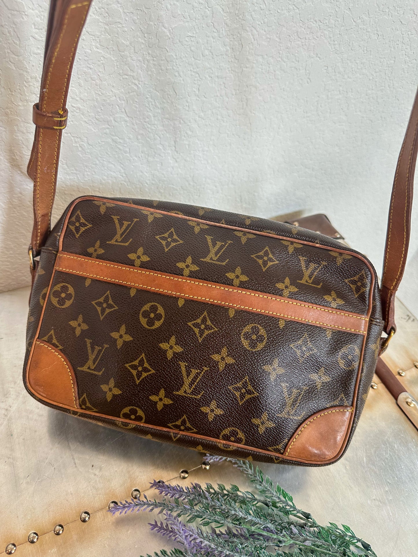 Pre-owned Authentic Louis Vuitton Trocadero 27 Monogram Crossbody Bag