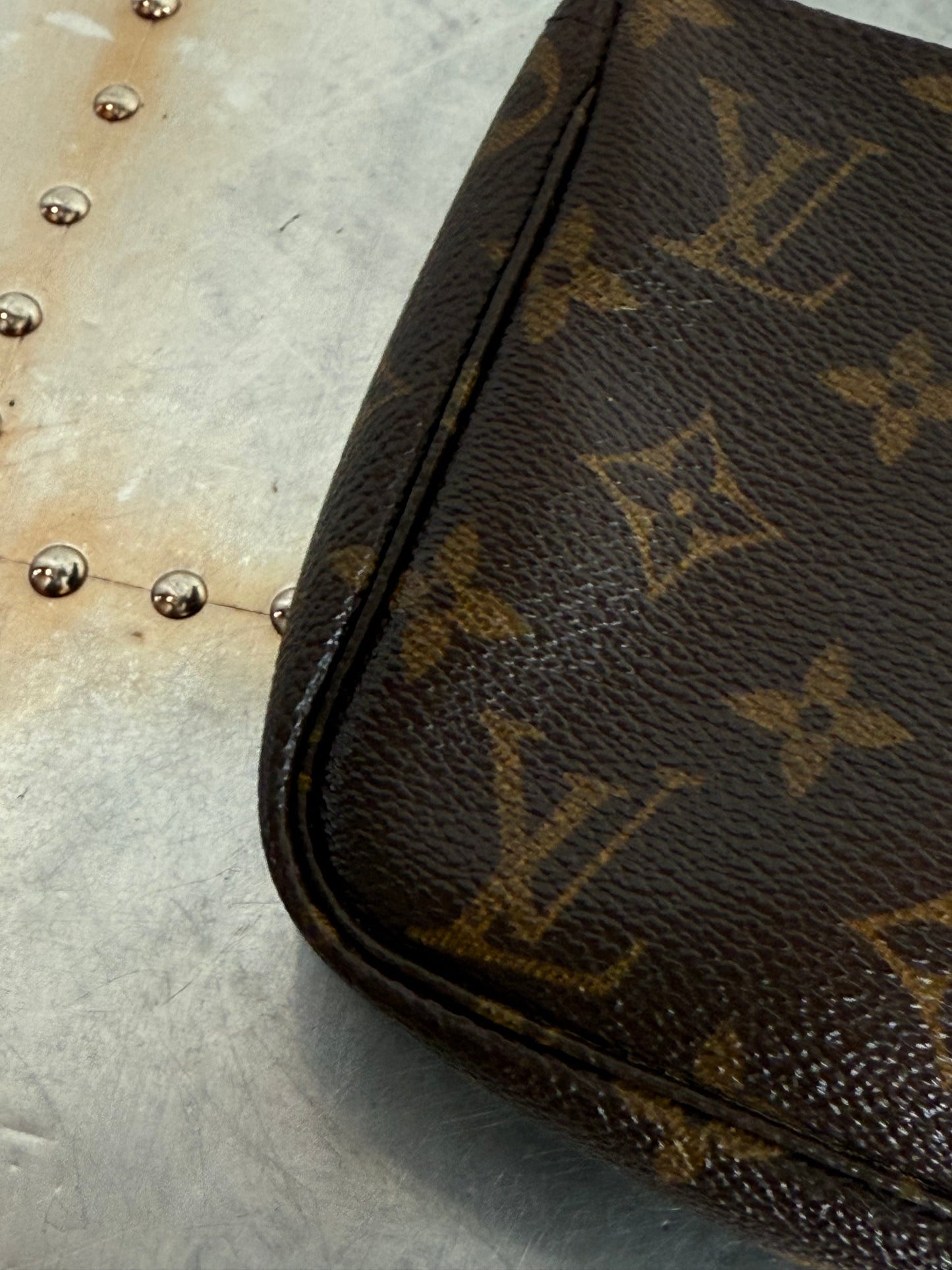 Pre-owned Authentic Louis Vuitton Pochette Accessoires Monogram Shoulder / Handbag