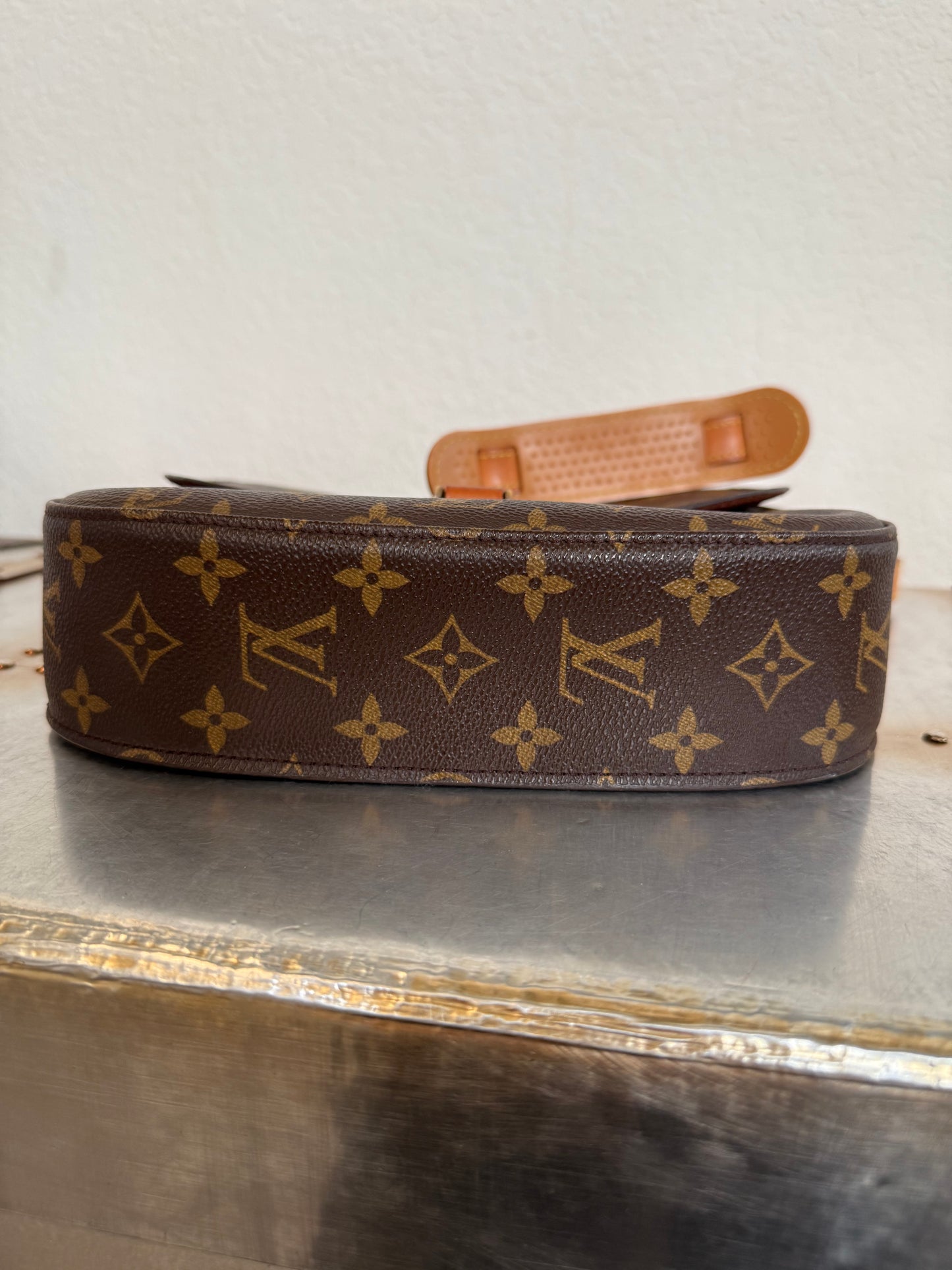 Pre-owned Authentic Louis Vuitton Saint Cloud GM Monogram Crossbody Bag