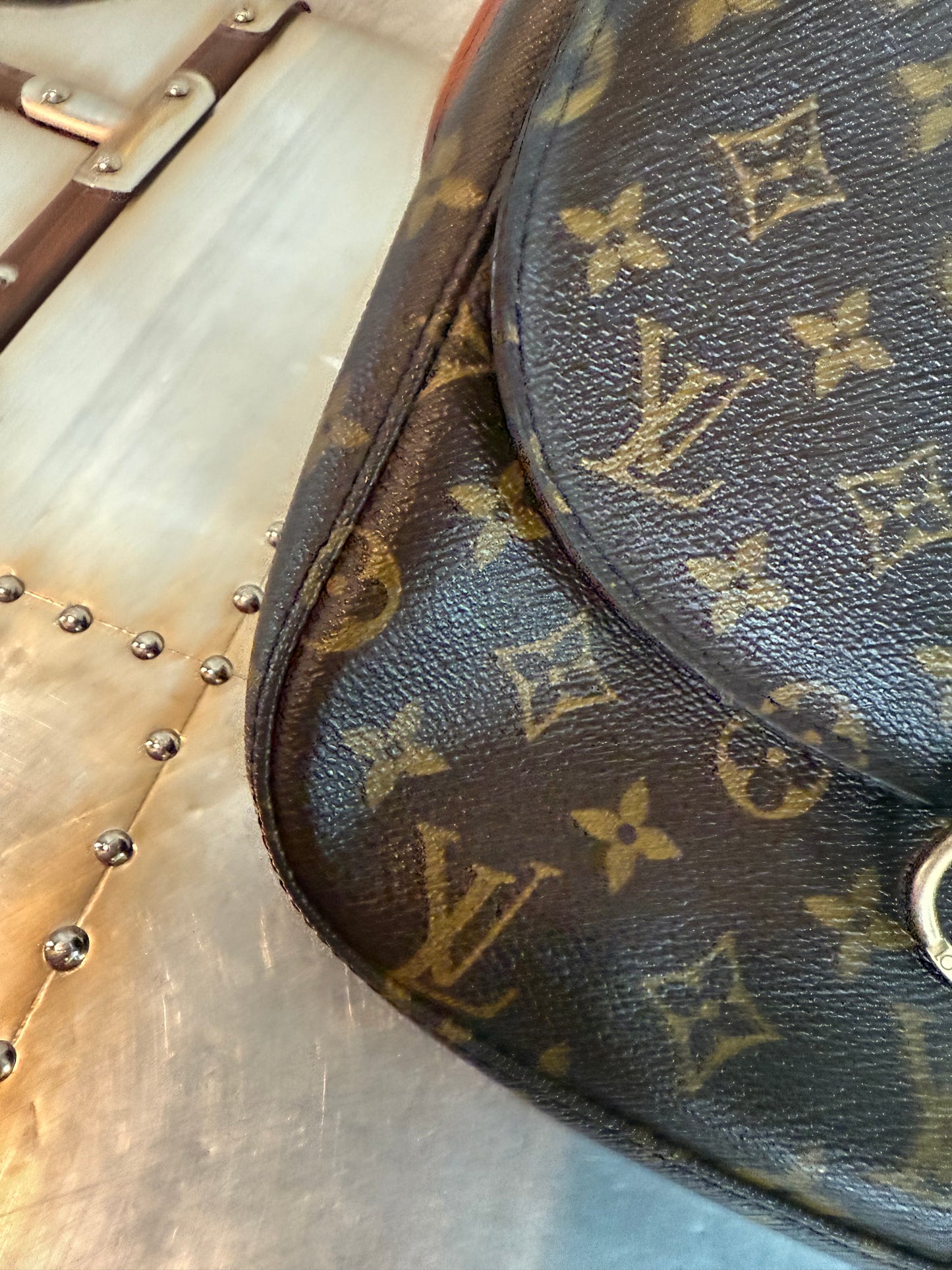 Pre-owned Authentic Louis Vuitton Saint Cloud GM Monogram Crossbody Bag