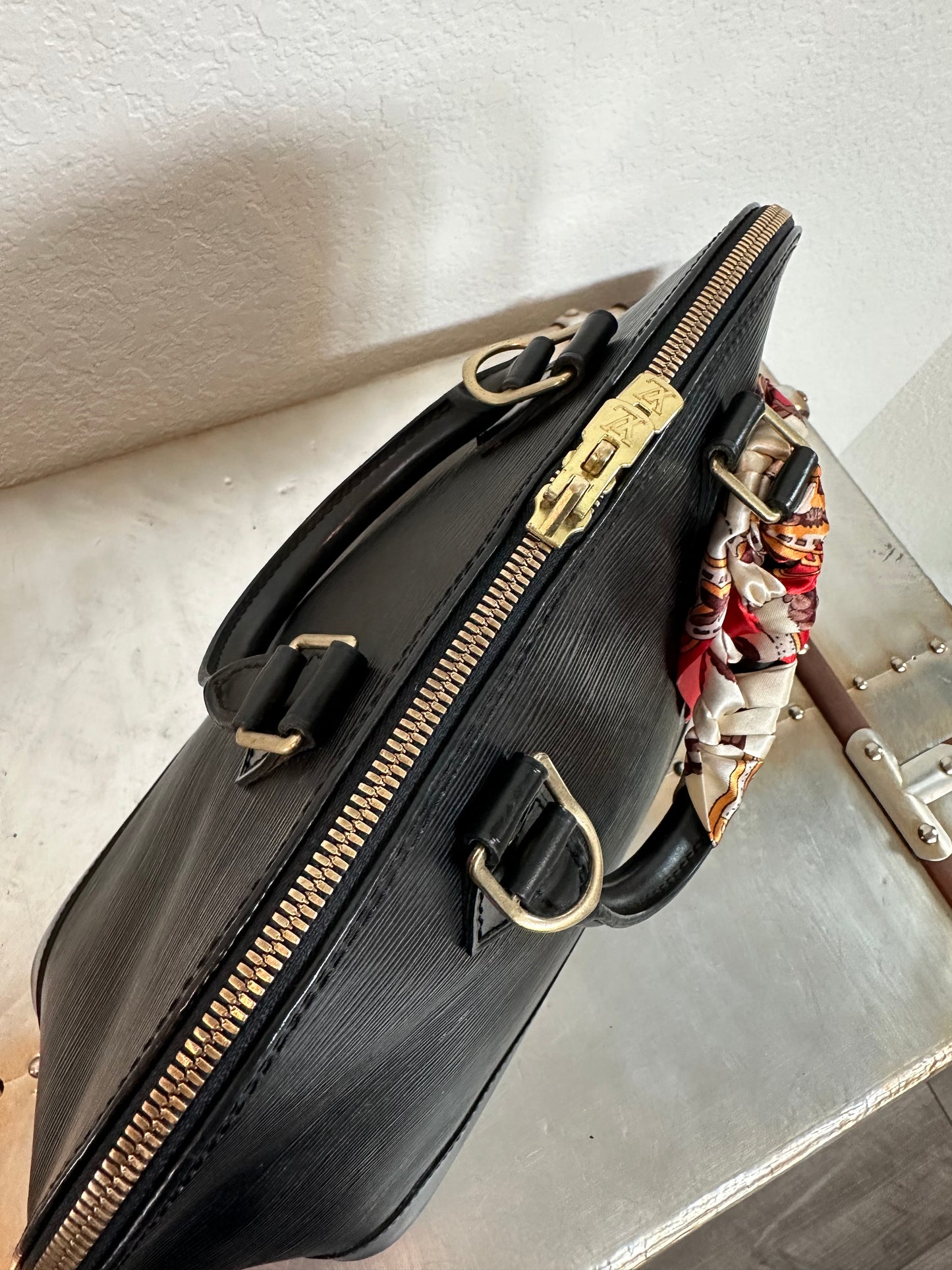 Pre-owned Authentic Louis Vuitton Alma PM Epi Black Handbag