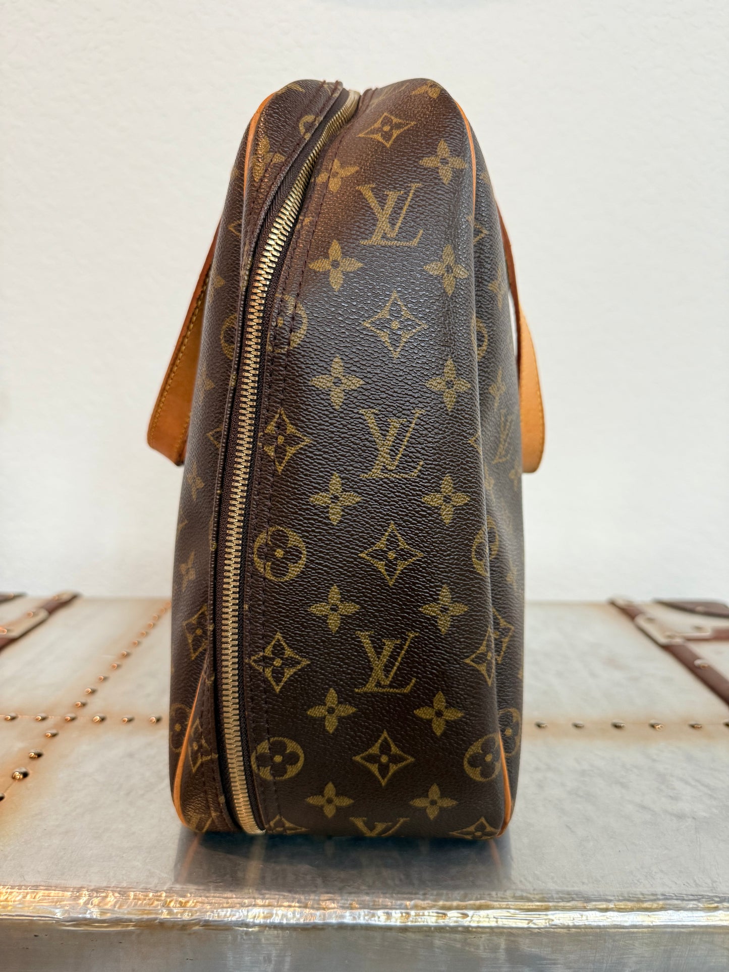 Pre-owned Authentic Louis Vuitton Excursion Monogram Handbag