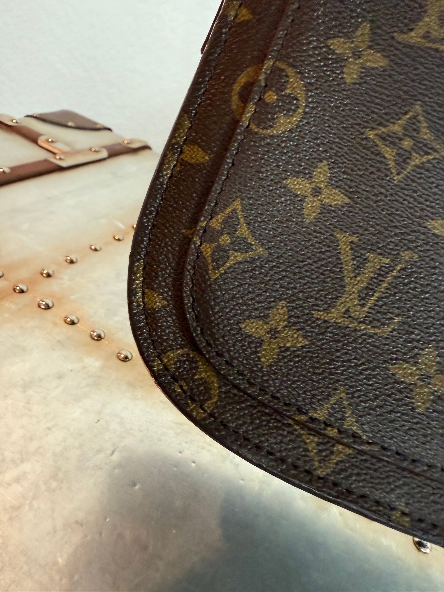 Pre-owned Authentic Louis Vuitton Saint Cloud MM Monogram Shoulder / Crossbody Bag