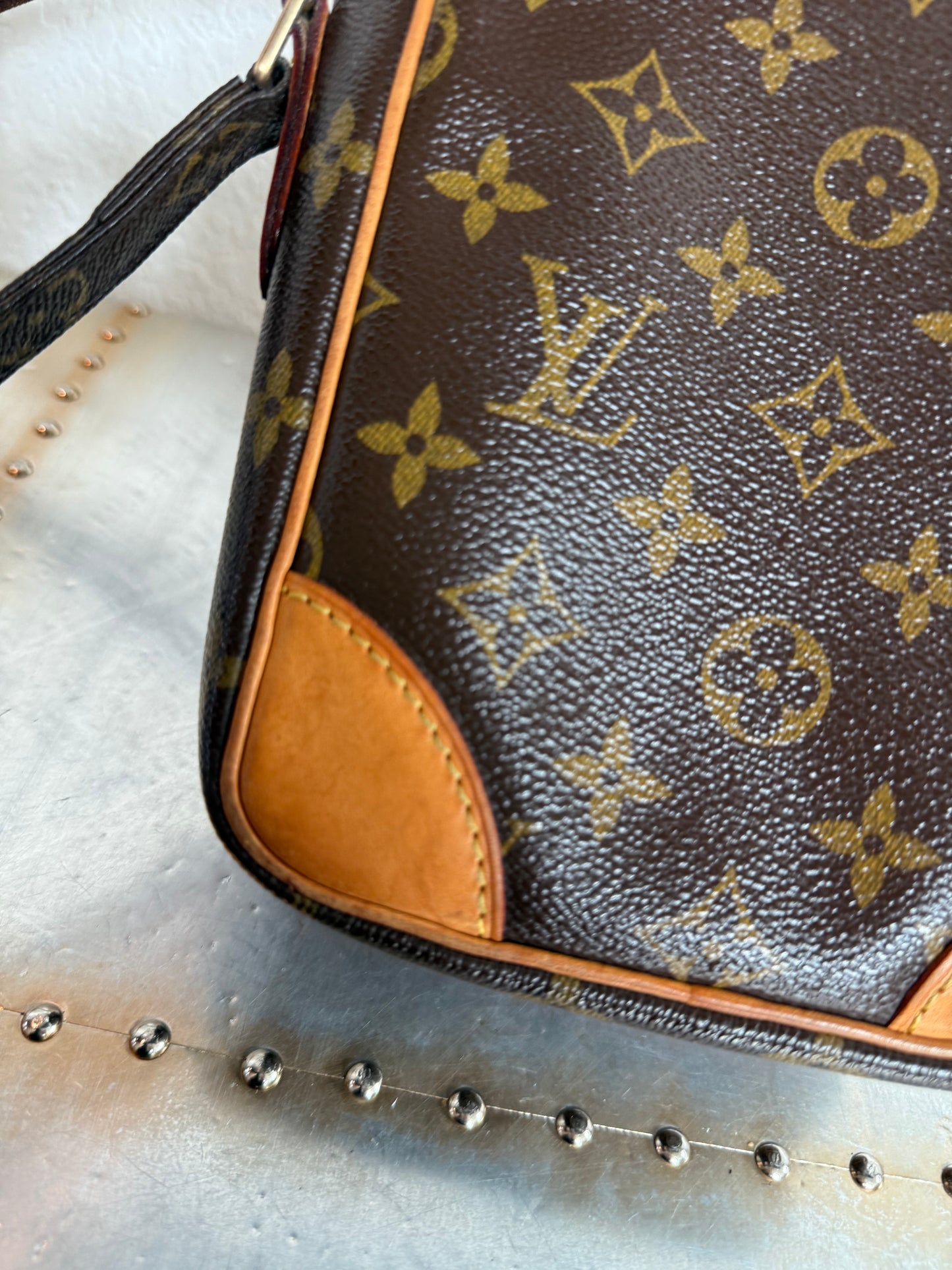 Pre-owned Authentic Louis Vuitton Amazon Monogram Crossbody Bag