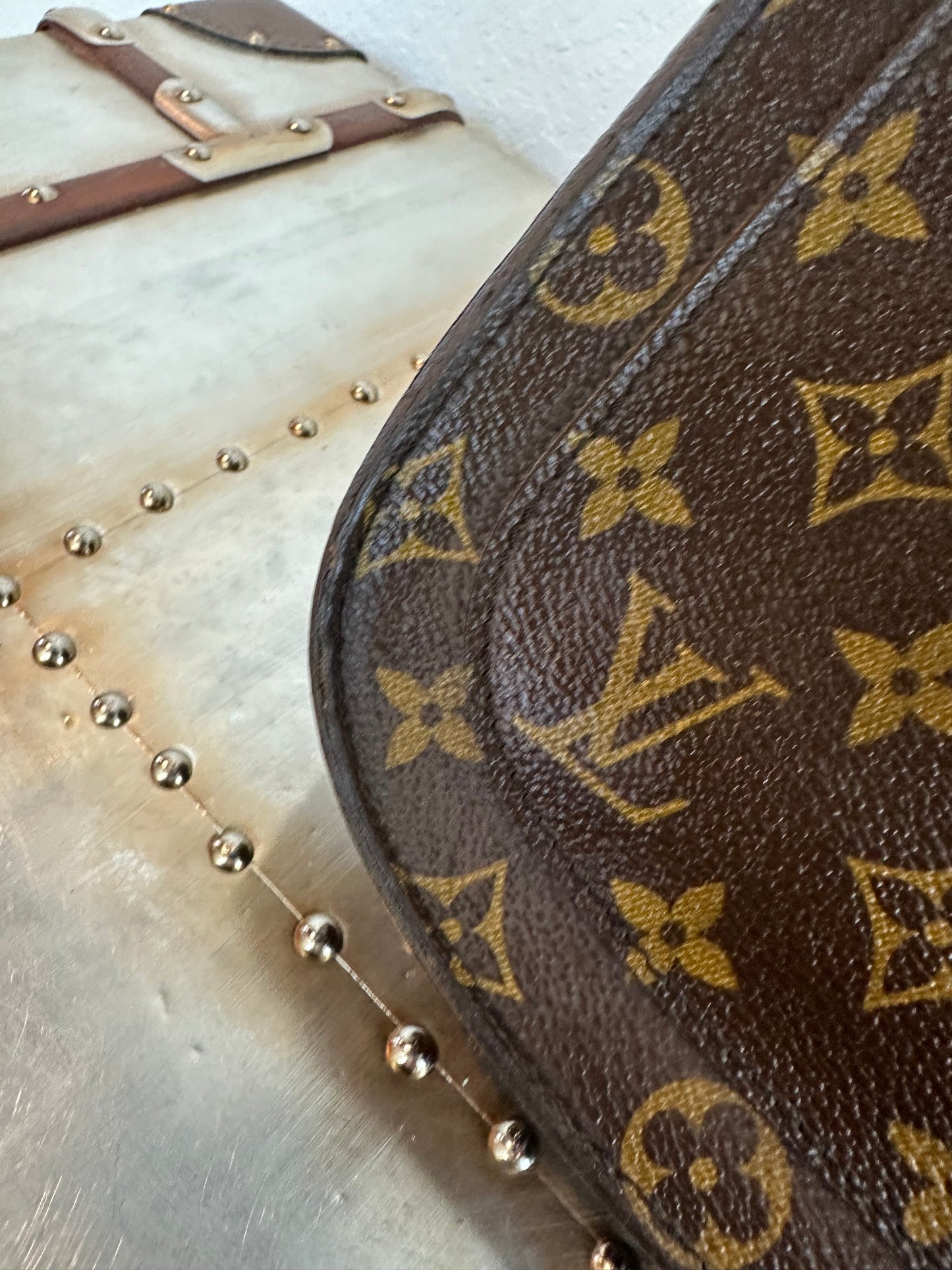 Pre-owned Authentic Louis Vuitton Saint Cloud GM Monogram Crossbody Bag