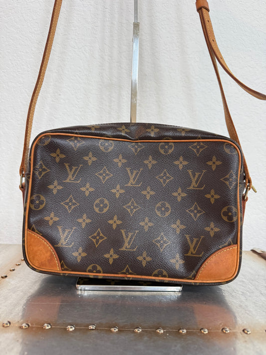 Pre-owned Authentic Louis Vuitton Trocadero 27 Monogram Crossbody Bag
