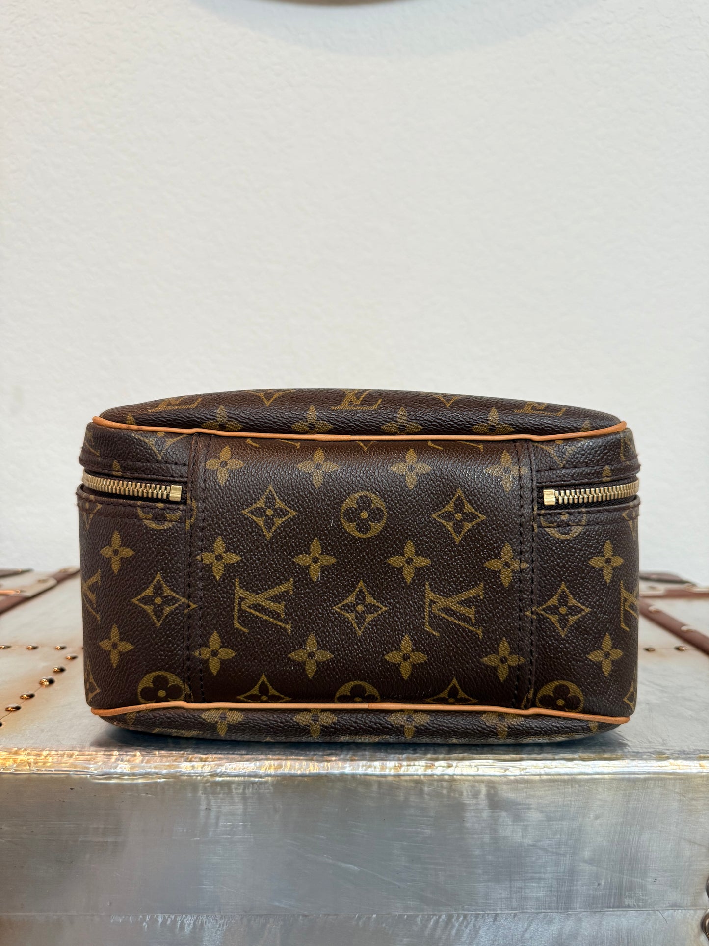 Pre-owned Authentic Louis Vuitton Excursion Monogram Handbag