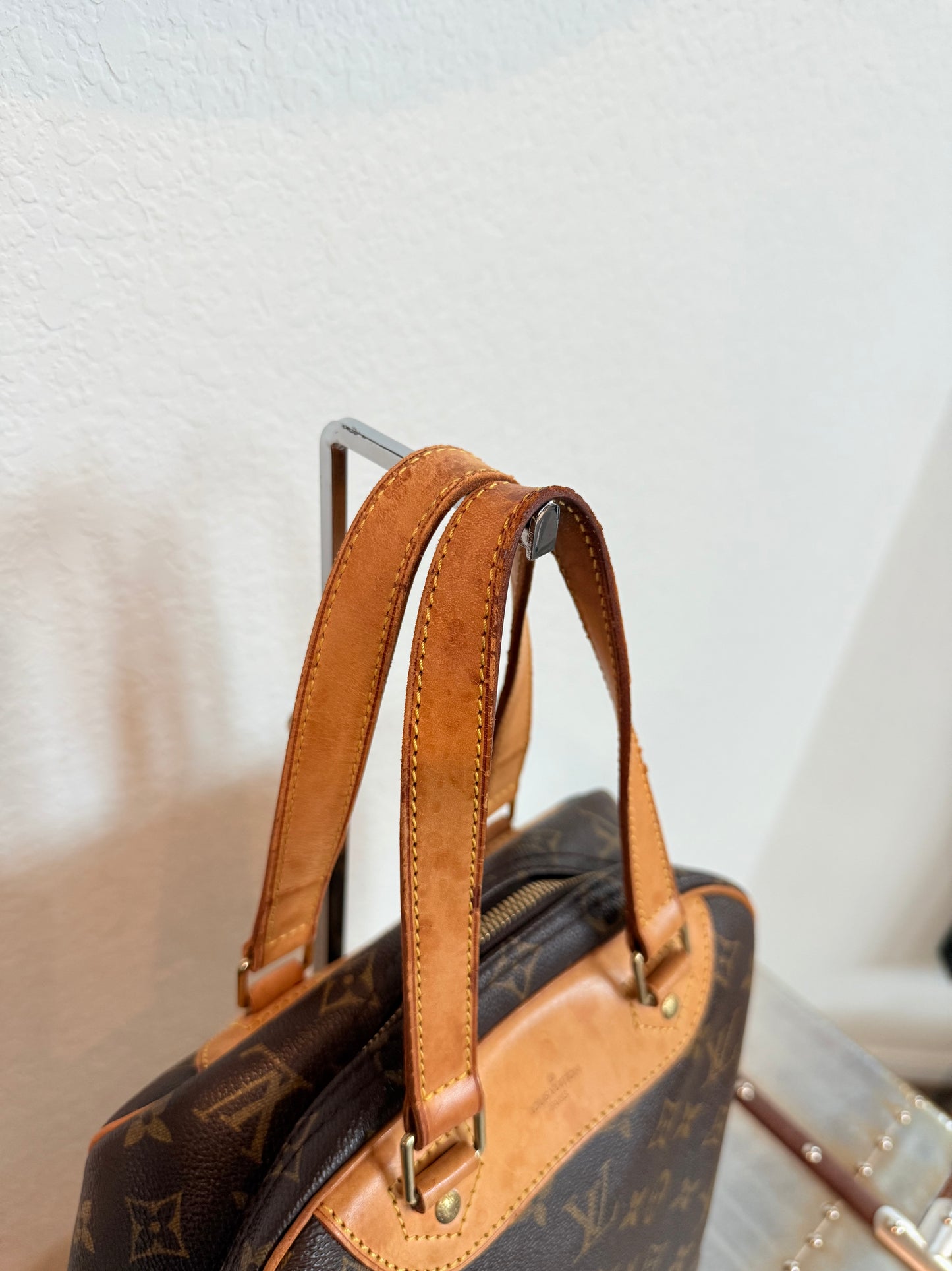 Pre-owned Authentic Louis Vuitton Excursion Monogram Handbag