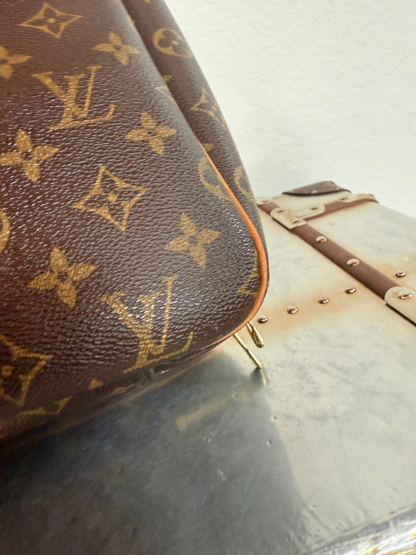 Pre-owned Authentic Louis Vuitton Excursion Monogram Handbag