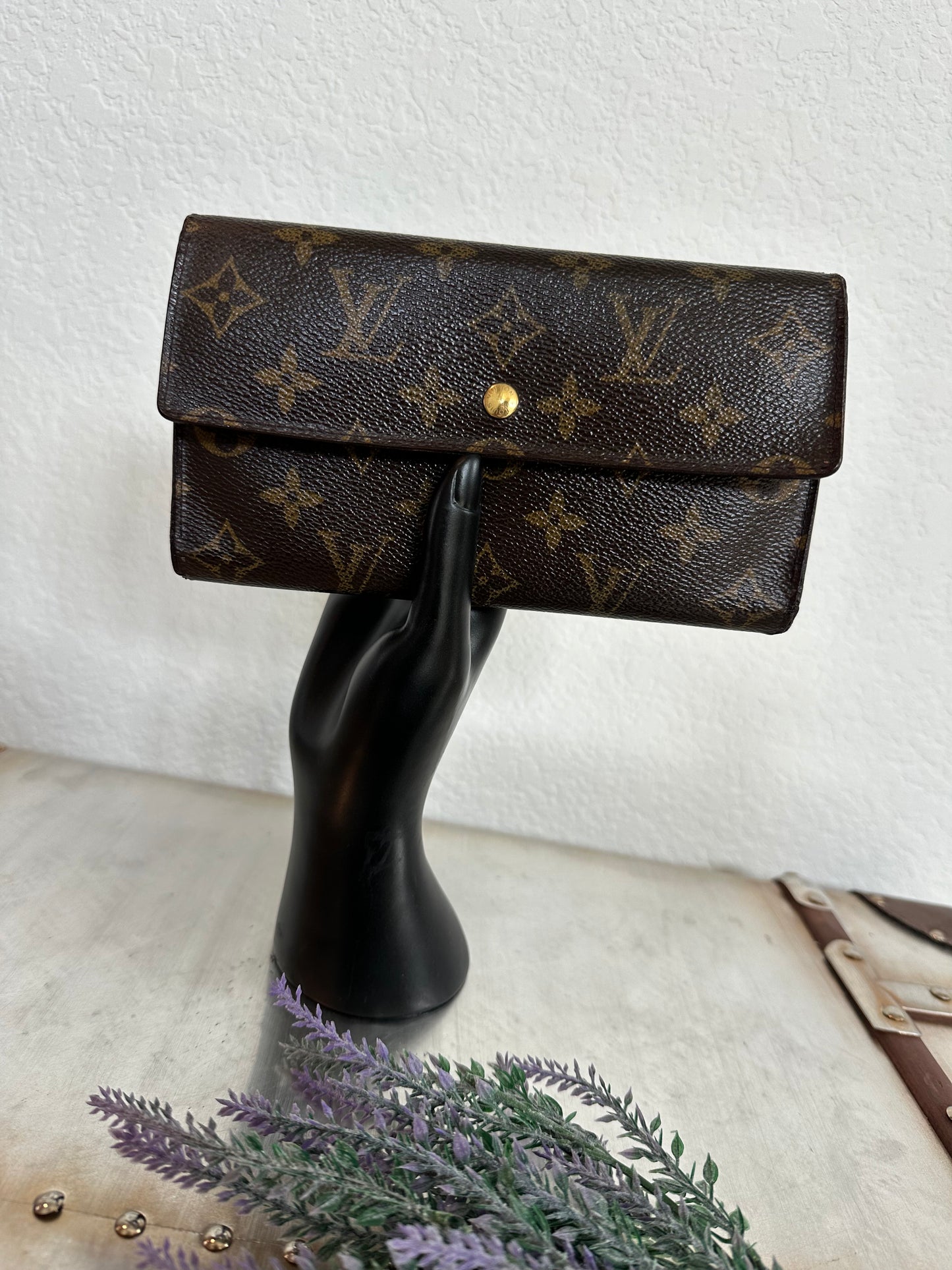 Pre-owned Authentic Louis Vuitton Portefeuille International Monogram Wallet