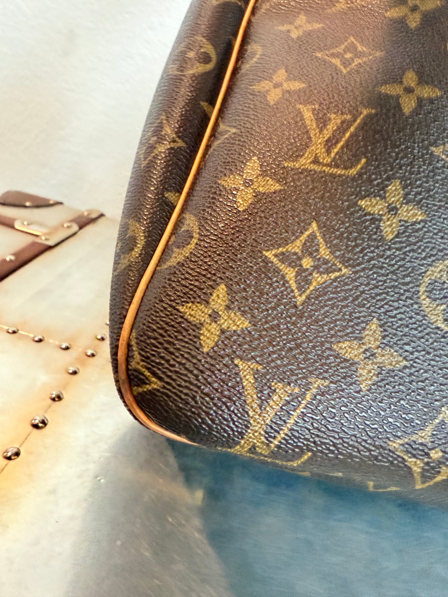 Pre-owned Authentic Louis Vuitton Excursion Monogram Handbag