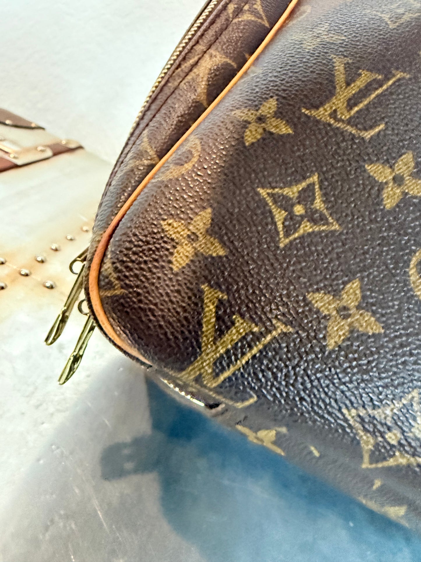Pre-owned Authentic Louis Vuitton Excursion Monogram Handbag