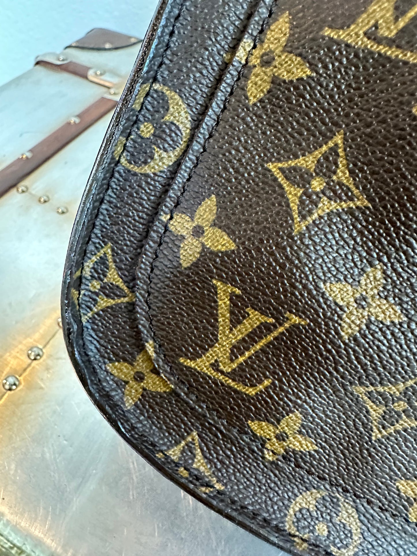 Pre-owned Authentic Louis Vuitton Saint Cloud GM Monogram Crossbody Bag