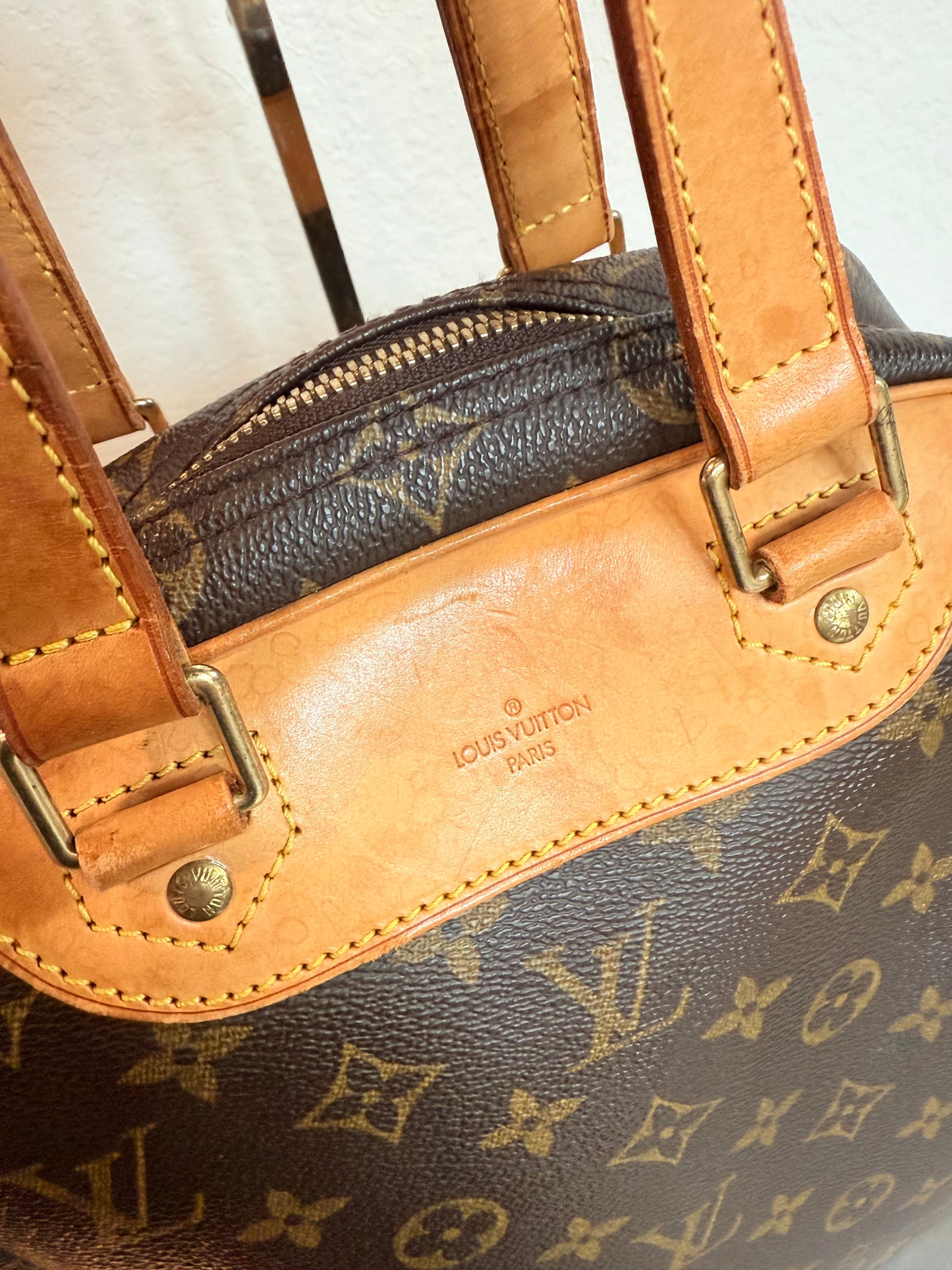 Pre-owned Authentic Louis Vuitton Excursion Monogram Handbag