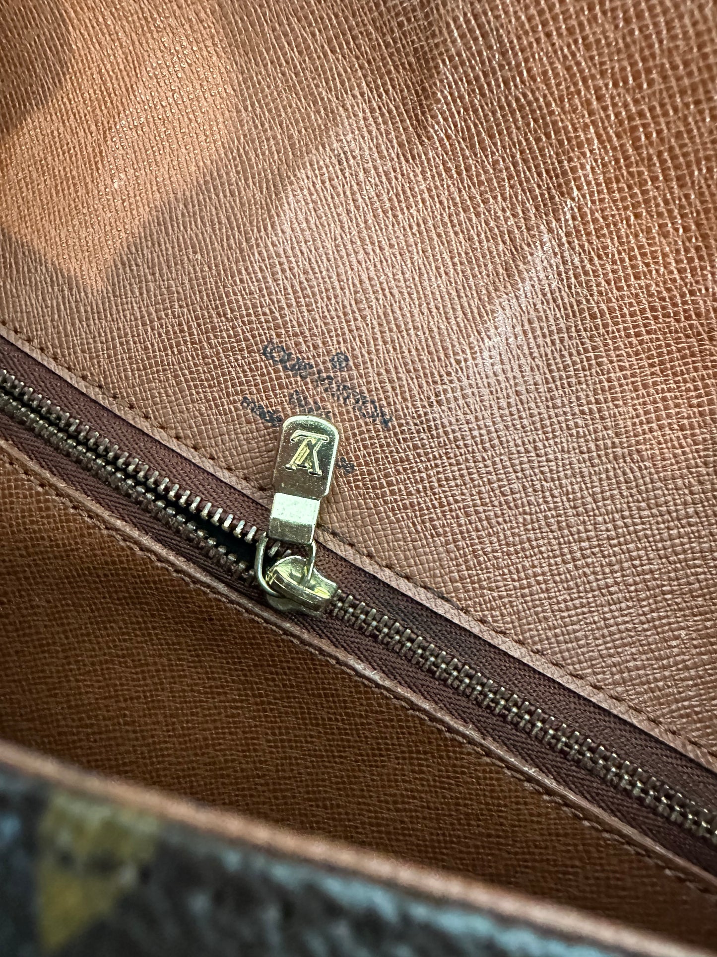 Pre-owned Authentic Louis Vuitton Saint Cloud GM Monogram Crossbody Bag