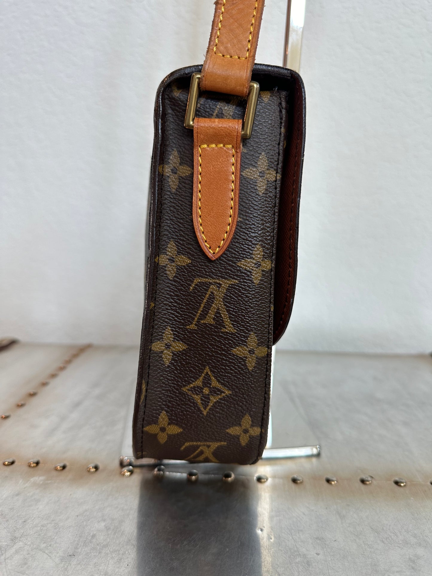 Pre-owned Authentic Louis Vuitton Saint Cloud GM Monogram Crossbody Bag