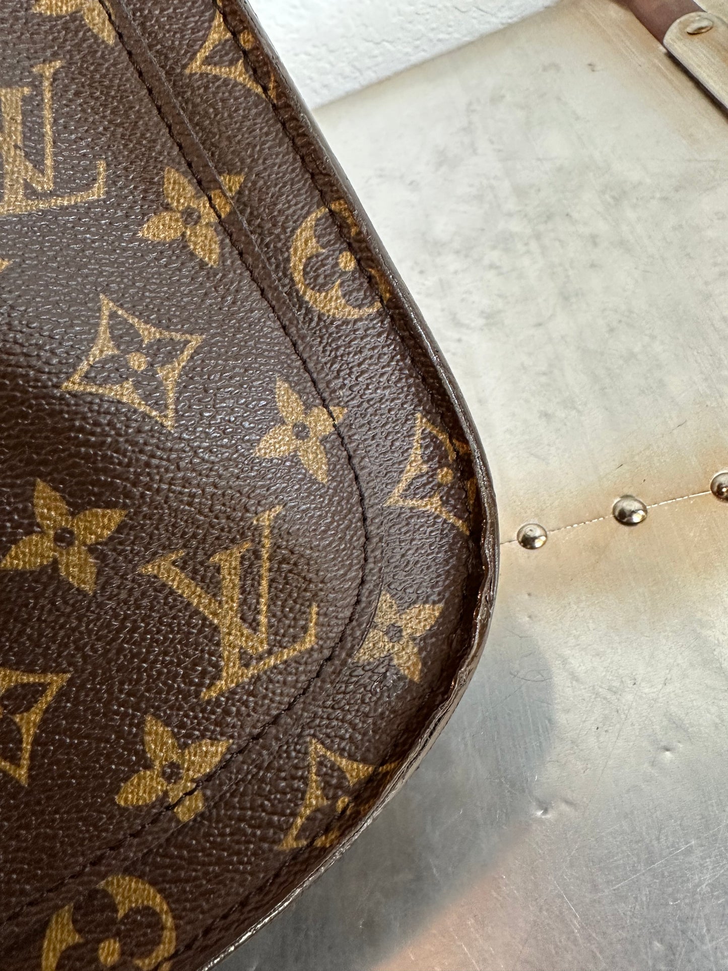 Pre-owned Authentic Louis Vuitton Saint Cloud GM Monogram Crossbody Bag