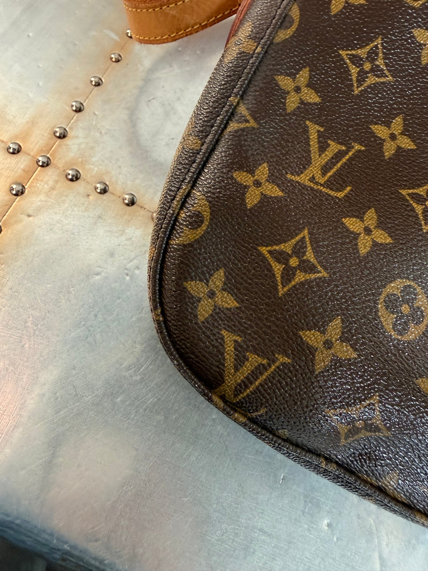 Pre-owned Authentic Louis Vuitton Saint Cloud GM Monogram Crossbody Bag