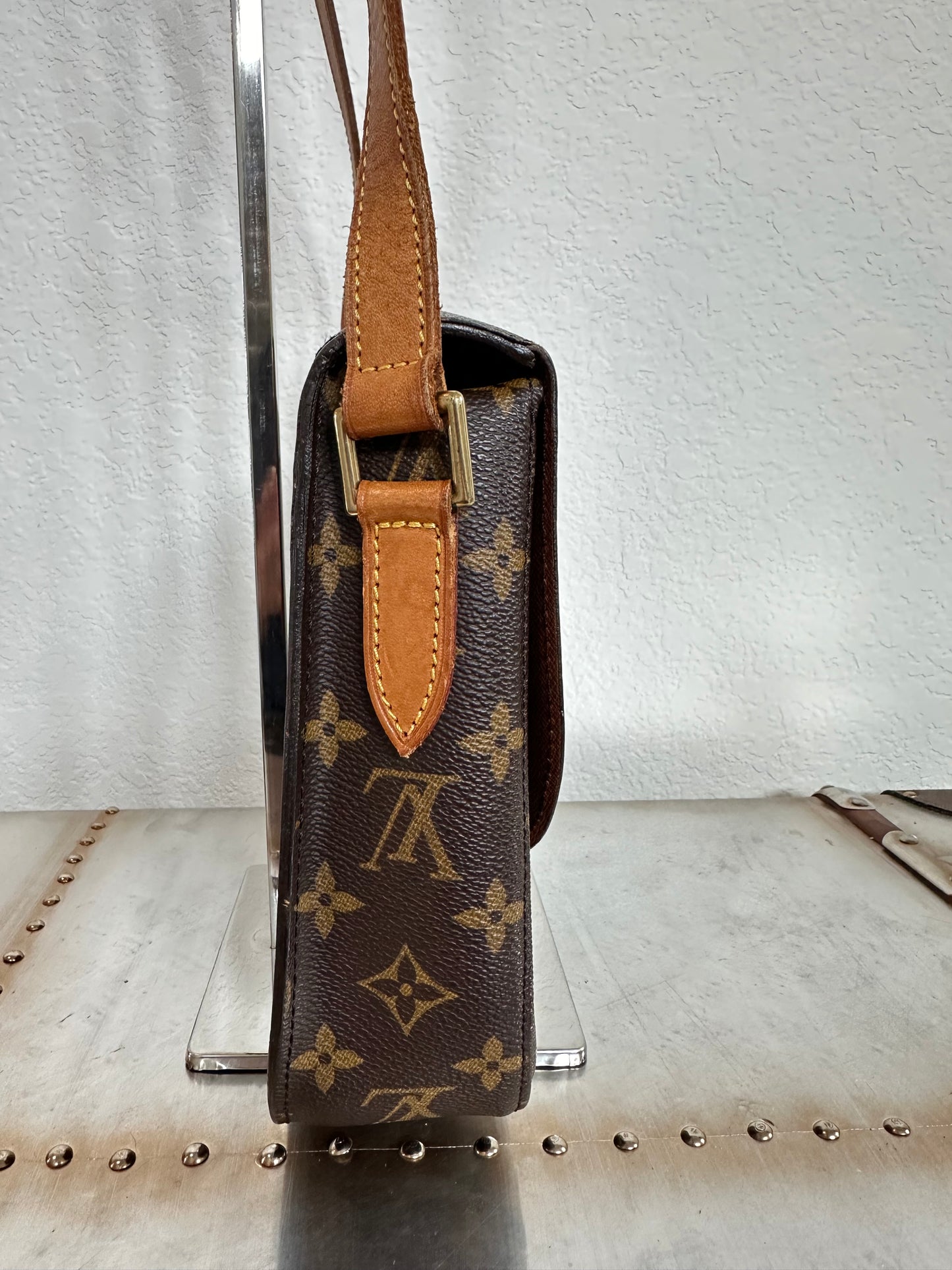 Pre-owned Authentic Louis Vuitton Saint Cloud GM Monogram Crossbody Bag