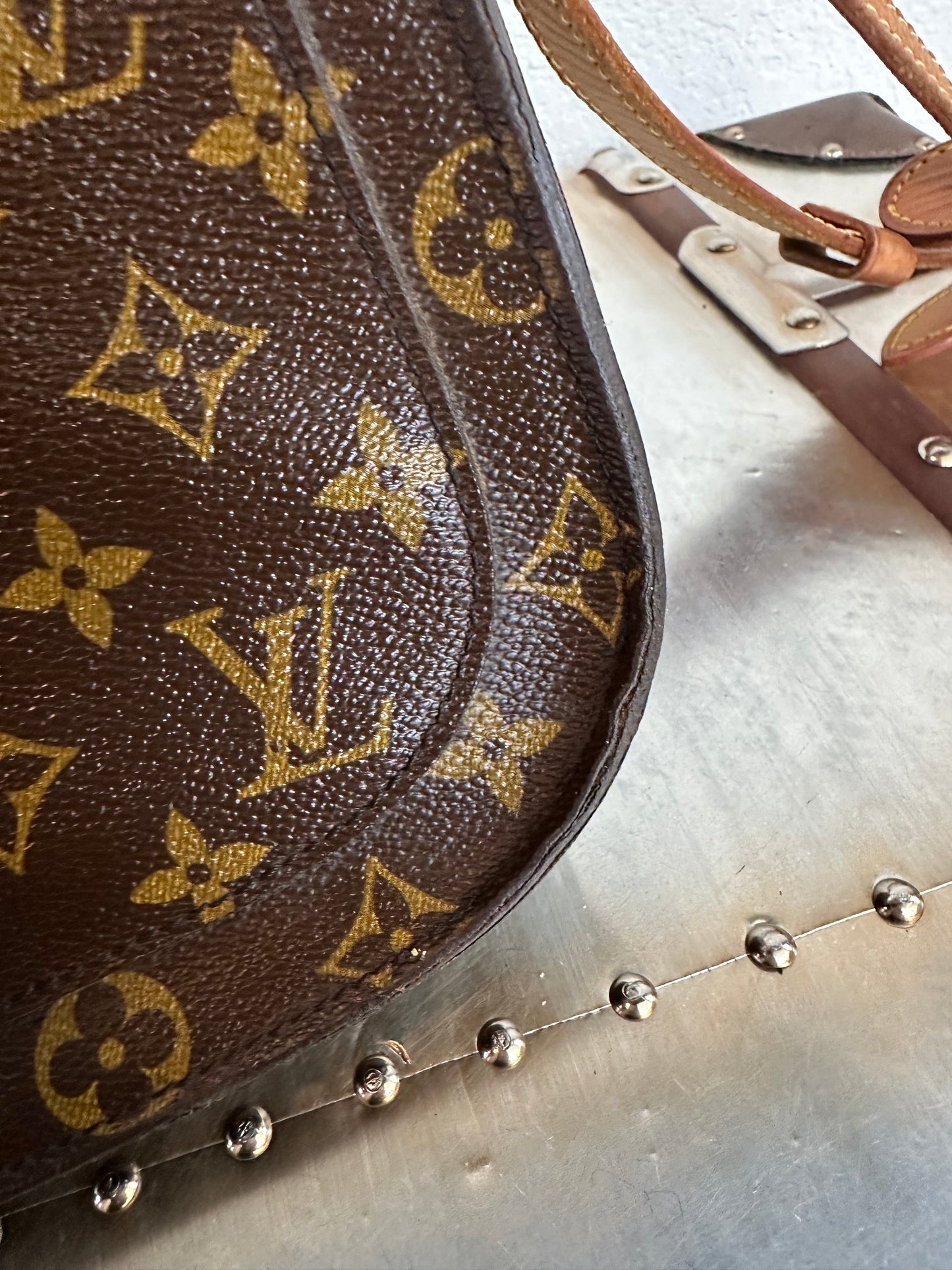 Pre-owned Authentic Louis Vuitton Saint Cloud GM Monogram Crossbody Bag
