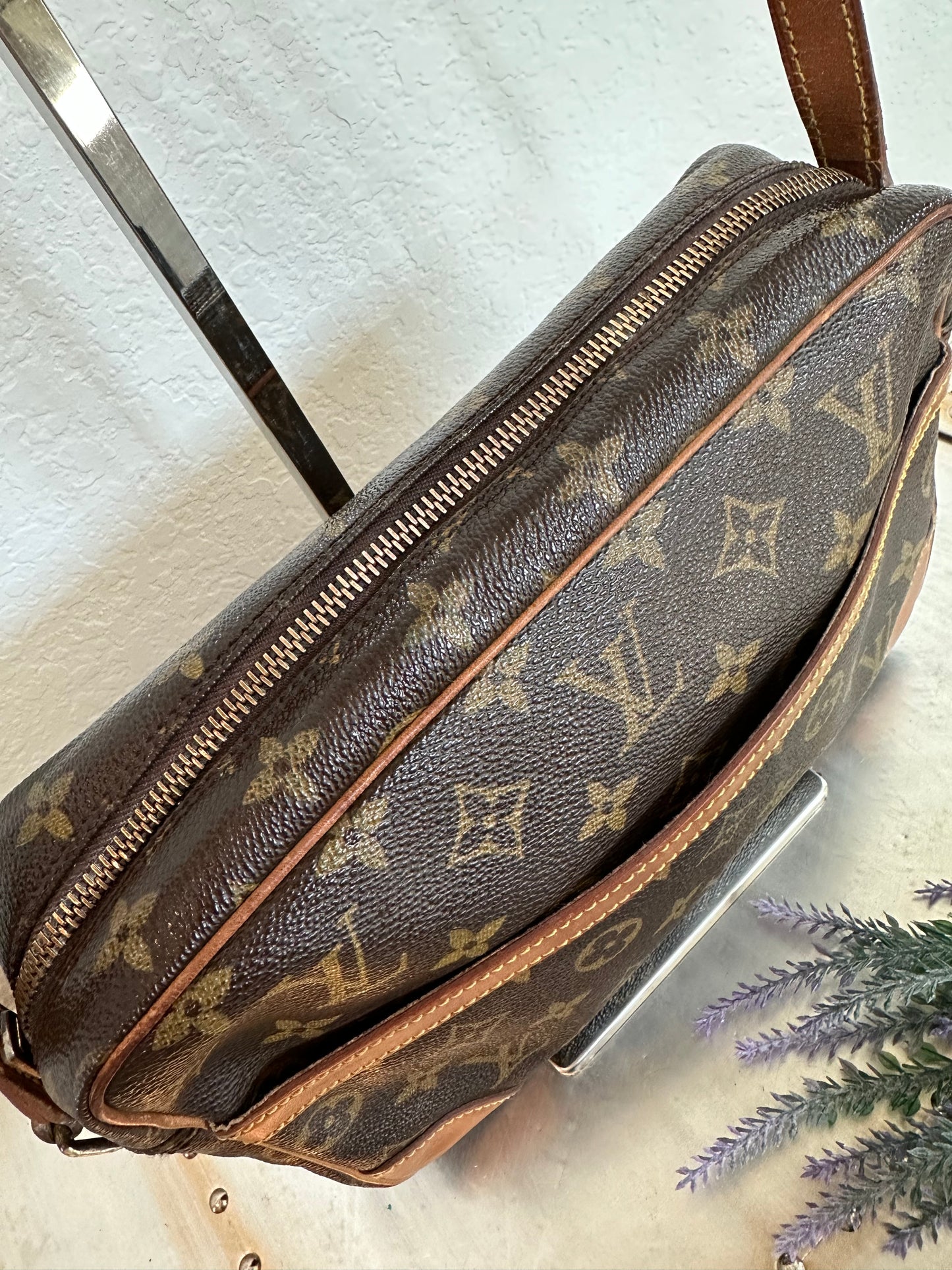 Pre-owned Authentic Louis Vuitton Trocadero 27 Monogram Crossbody Bag