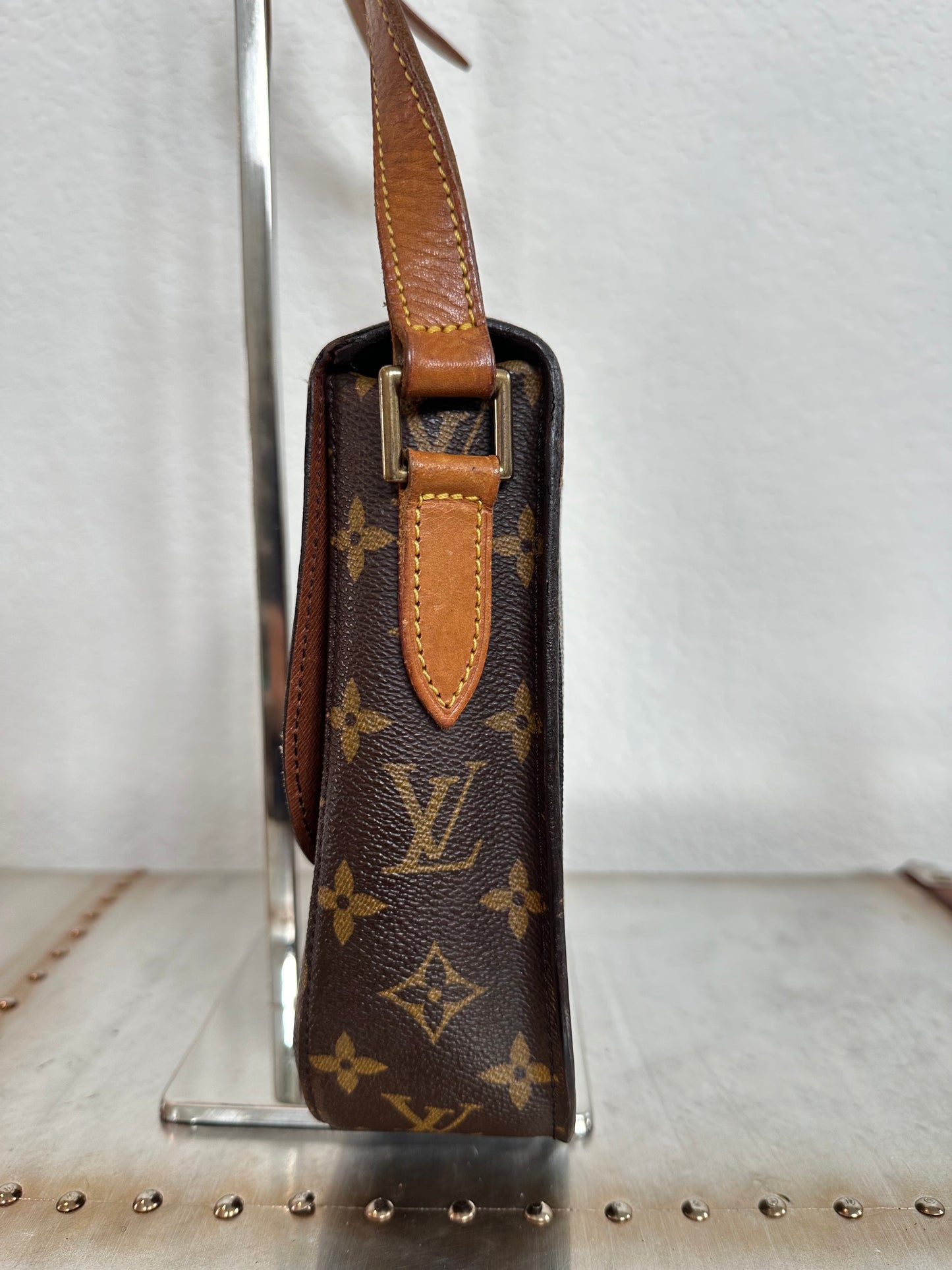 Pre-owned Authentic Louis Vuitton Saint Cloud GM Monogram Crossbody Bag