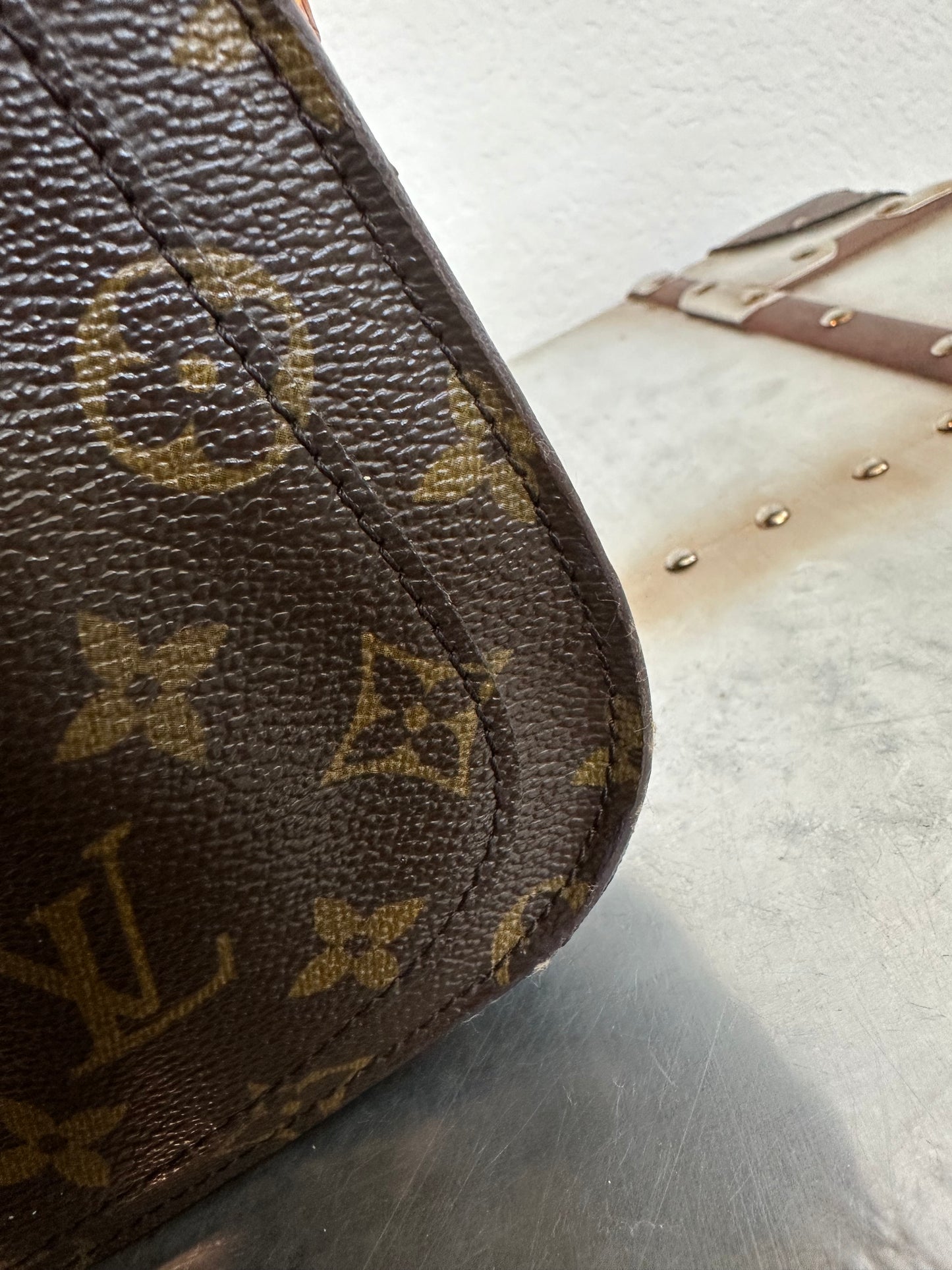 Pre-owned Authentic Louis Vuitton Saint Cloud MM Monogram Shoulder / Crossbody Bag