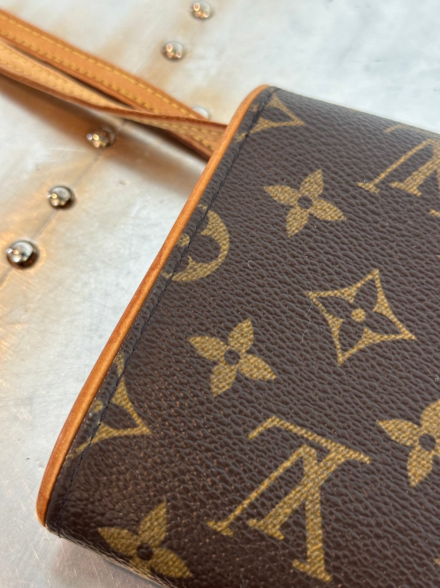 Pre-owned Authentic Louis Vuitton Pochette Twin GM Monogram Shoulder Bag