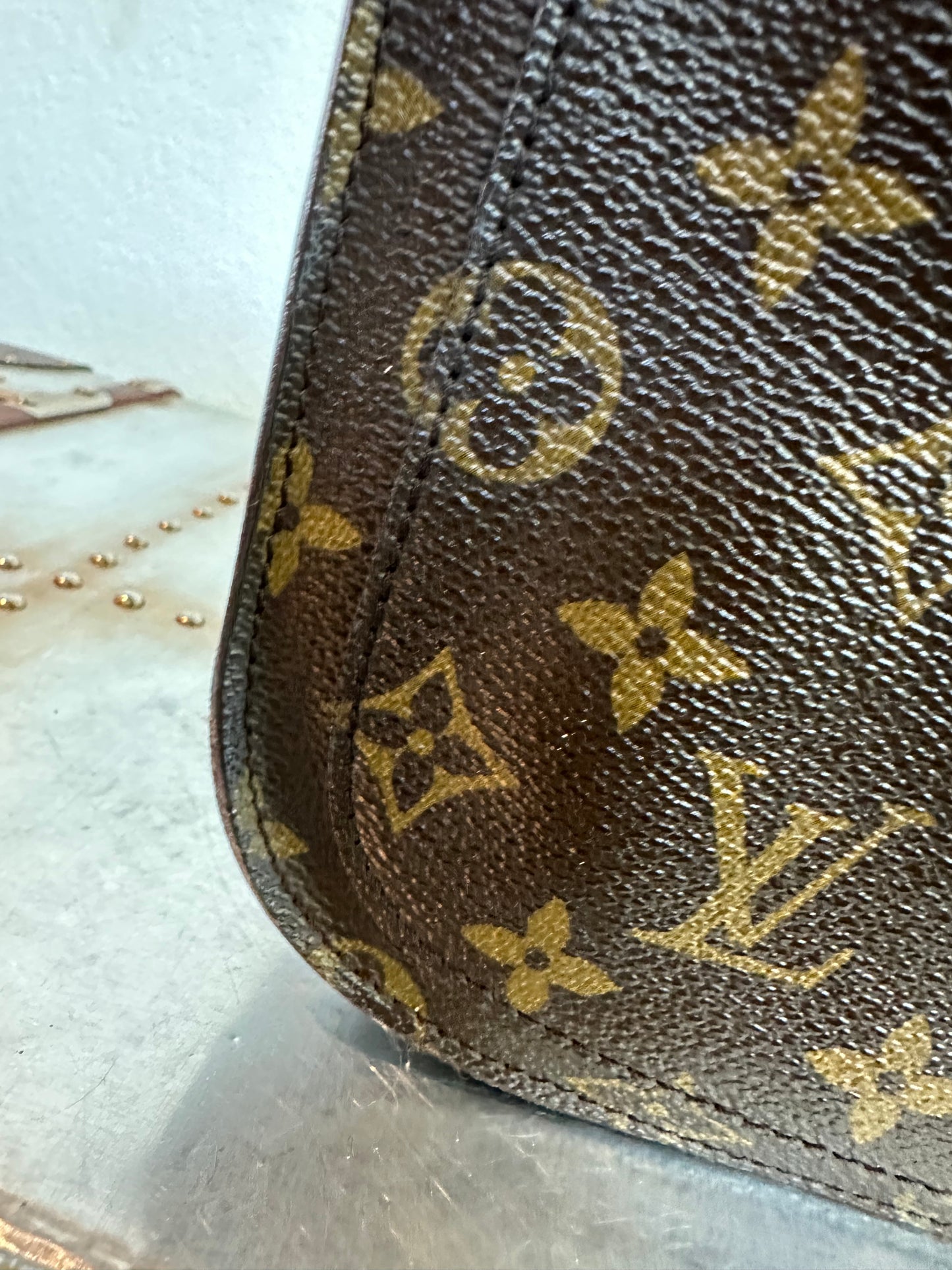 Pre-owned Authentic Louis Vuitton Saint Cloud MM Monogram Shoulder / Crossbody Bag