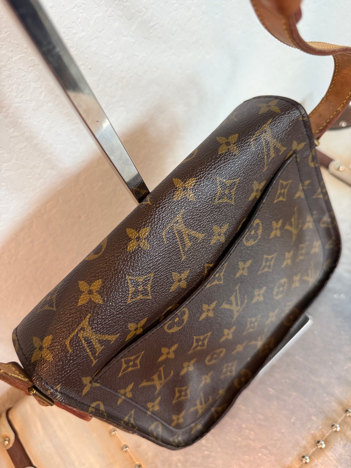 Pre-owned Authentic Louis Vuitton Saint Cloud GM Monogram Crossbody Bag