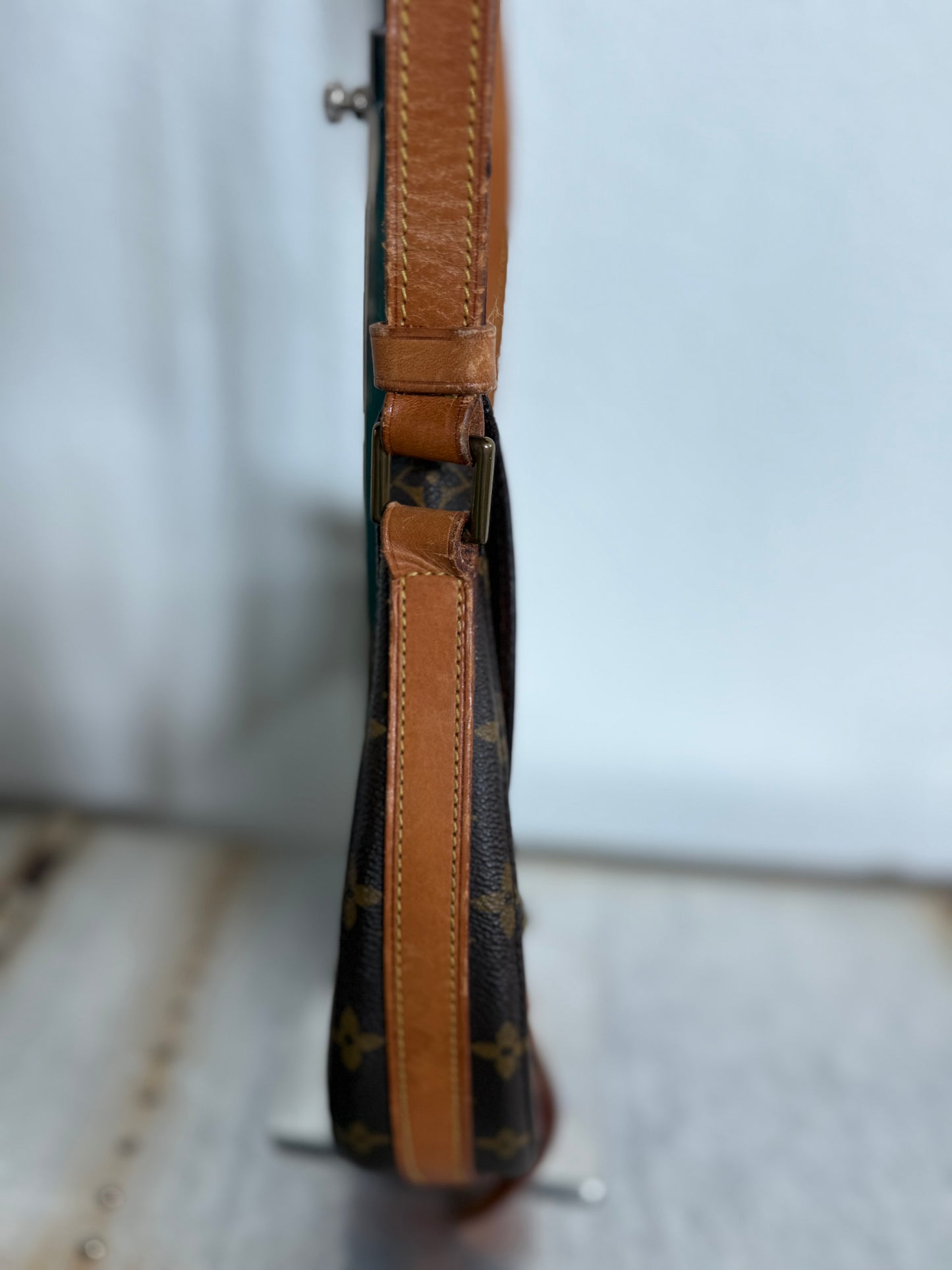 Pre-owned Authentic Louis Vuitton Chantilly GM Monogram Crossbody Bag