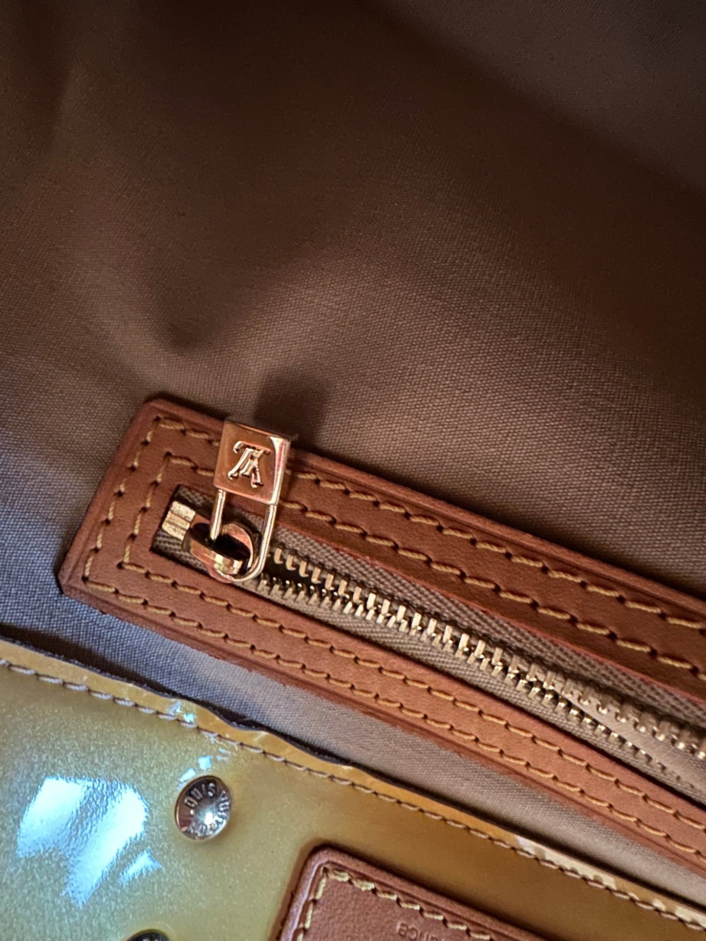 Pre-owned Authentic Louis Vuitton Reade PM Vernis Handbag
