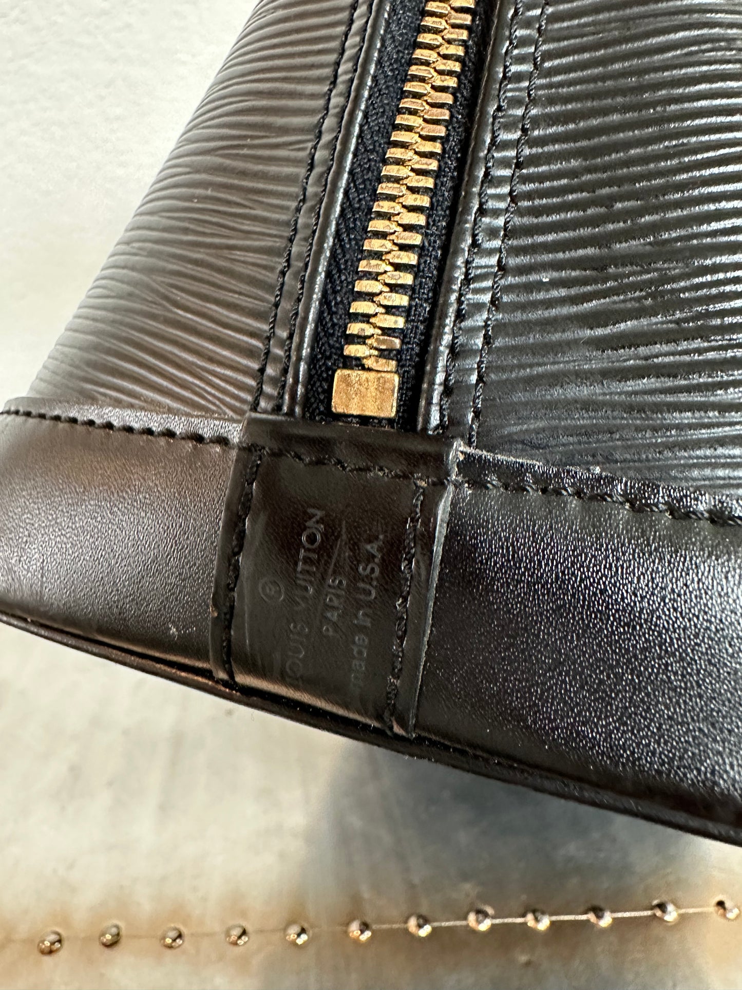 Pre-owned Authentic Louis Vuitton Alma PM Epi Black Handbag