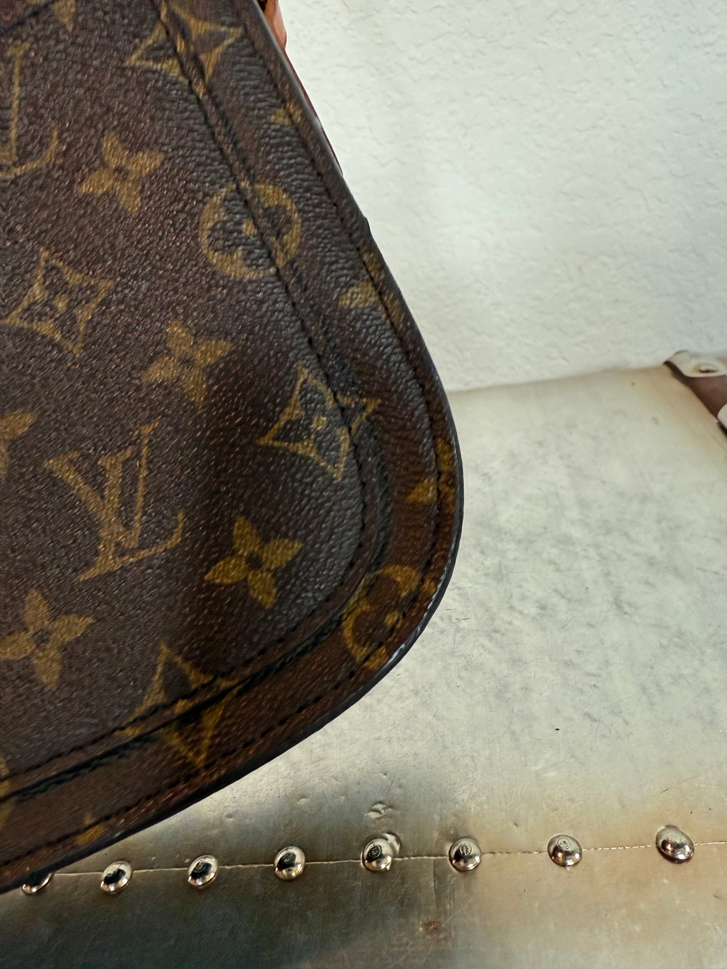 Pre-owned Authentic Louis Vuitton Saint Cloud MM Monogram Shoulder / Crossbody Bag