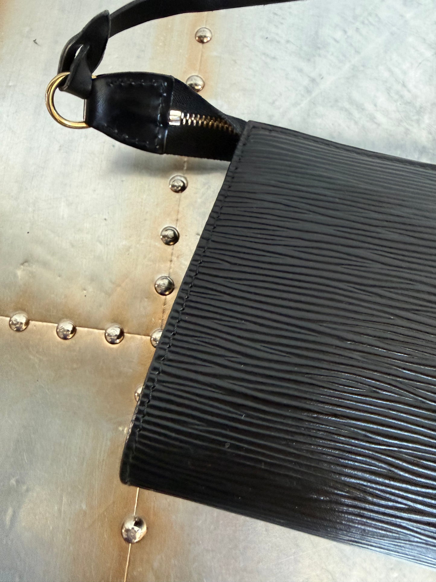 Pre-owned Louis Vuitton Pochette Accessoires Epi Shoulder / Handbag