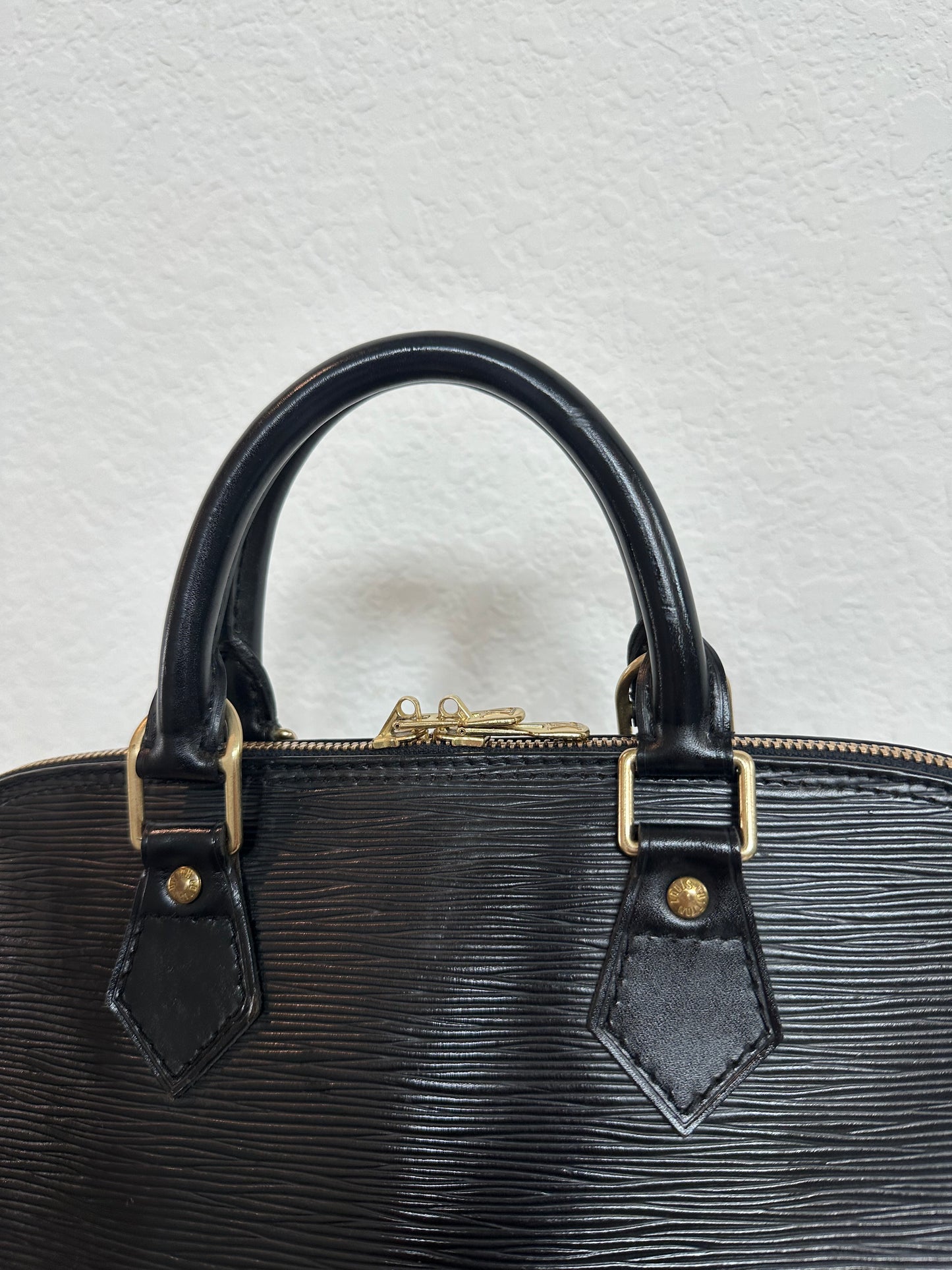 Pre-owned Authentic Louis Vuitton Alma PM Epi Black Handbag