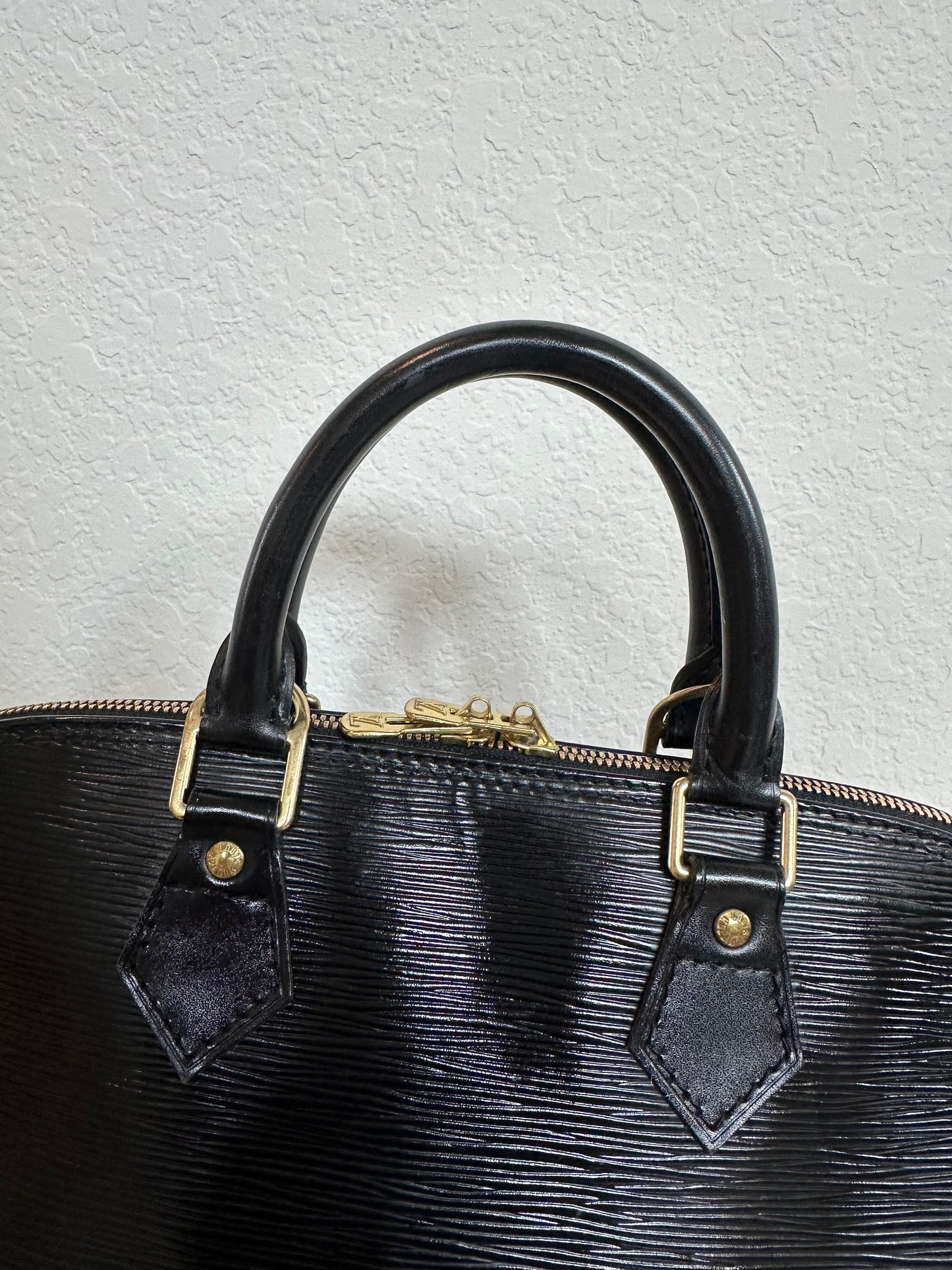 Pre-owned Authentic Louis Vuitton Alma PM Epi Black Handbag